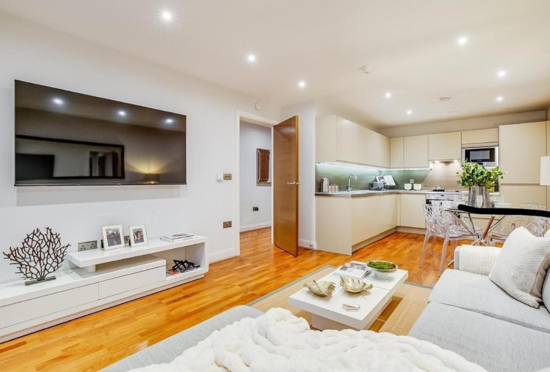 Apartment Modern 2-bed, 2-bath, Clapham Junction, Parking Spot Included London