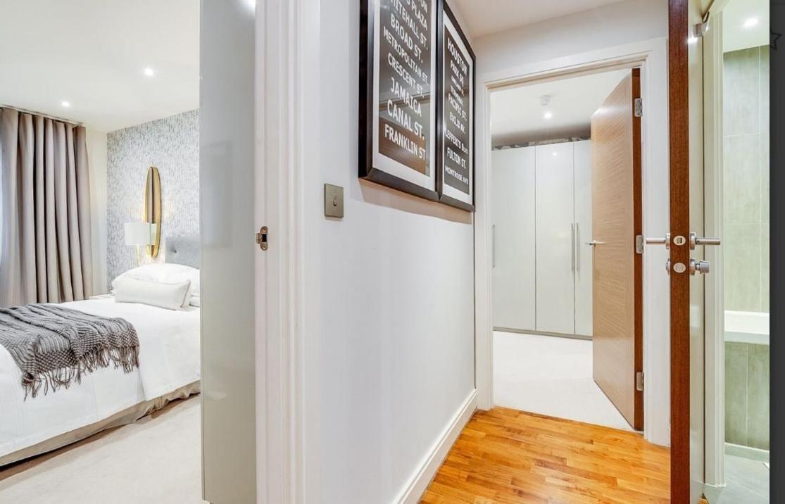 Modern 2-bed, 2-bath, Clapham Junction, Parking Spot Included Apartment