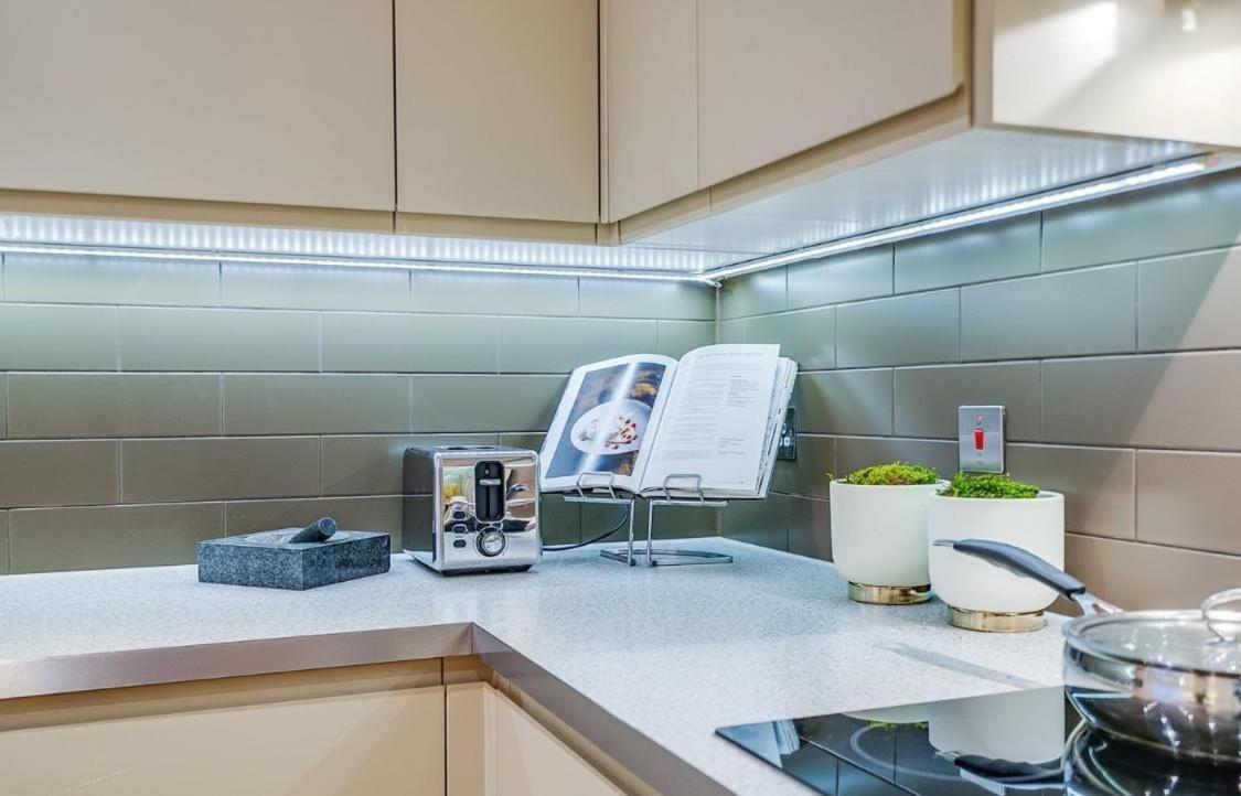Modern 2-bed, 2-bath, Clapham Junction, Parking Spot Included Apartment *