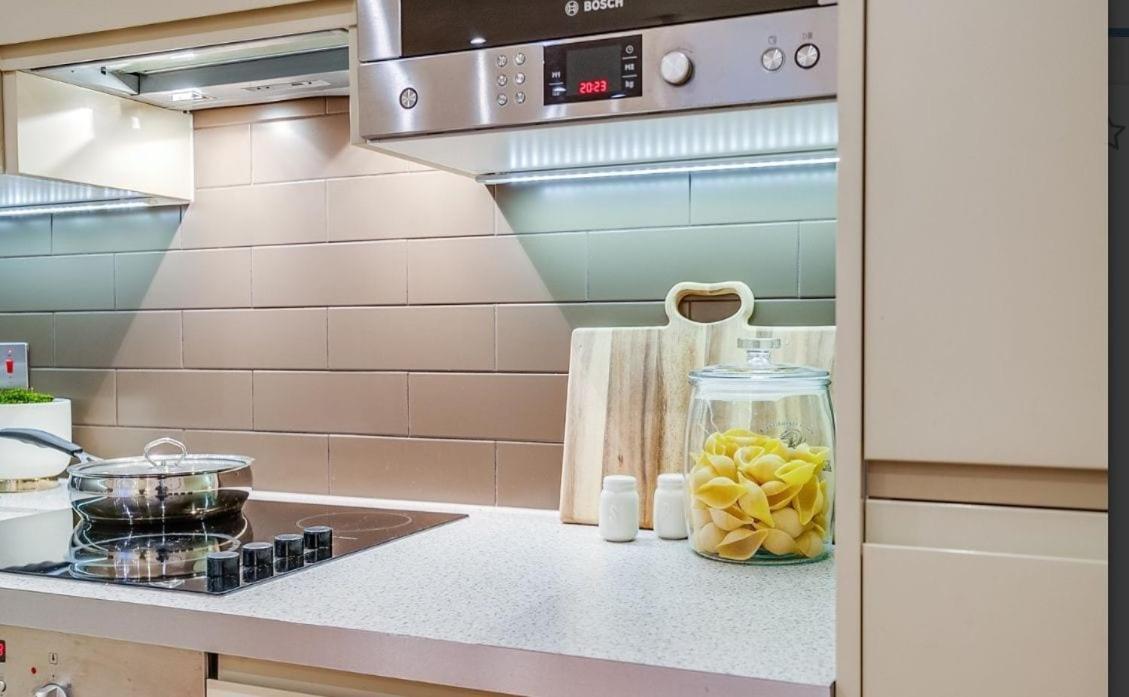 Modern 2-bed, 2-bath, Clapham Junction, Parking Spot Included Apartment London