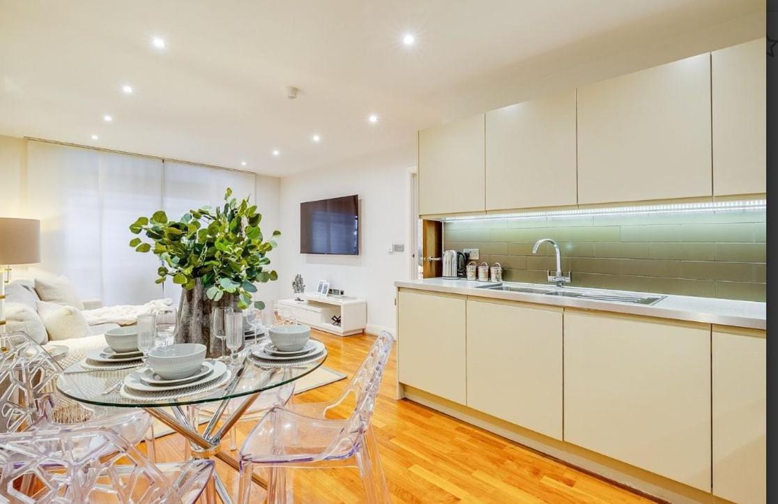 Modern 2-bed, 2-bath, Clapham Junction, Parking Spot Included * London