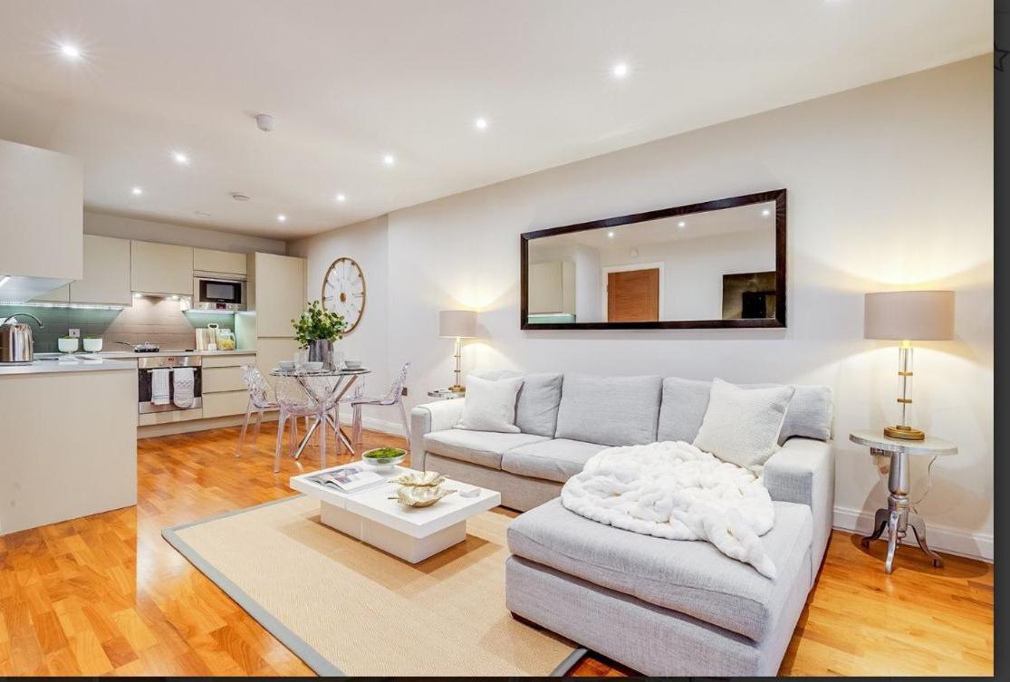 Modern 2-bed, 2-bath, Clapham Junction, Parking Spot Included Apartment *