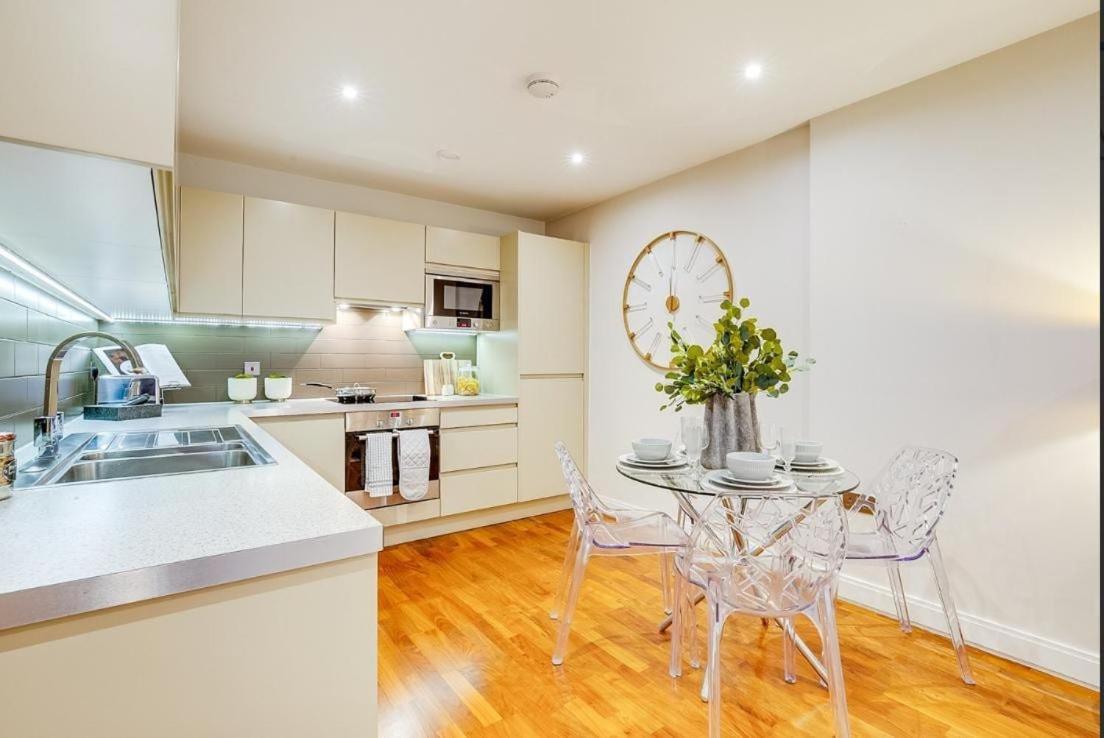 Apartment Modern 2-bed, 2-bath, Clapham Junction, Parking Spot Included London