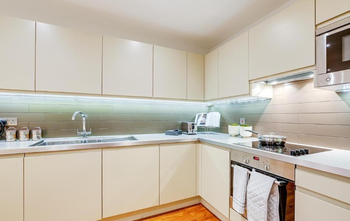 Apartment Modern 2-bed, 2-bath, Clapham Junction, Parking Spot Included London