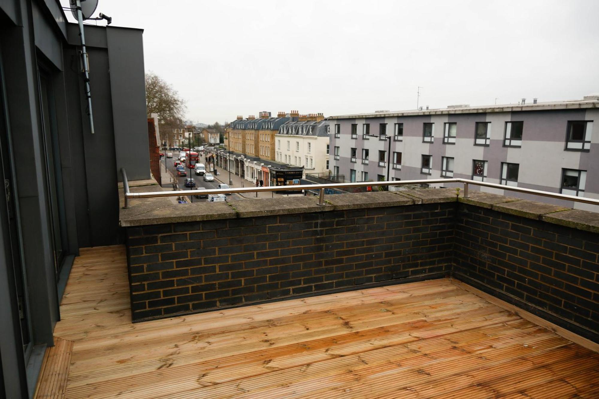 New Luxury In Location Next To Shops, Cafes, Bars & Metro Leilighet