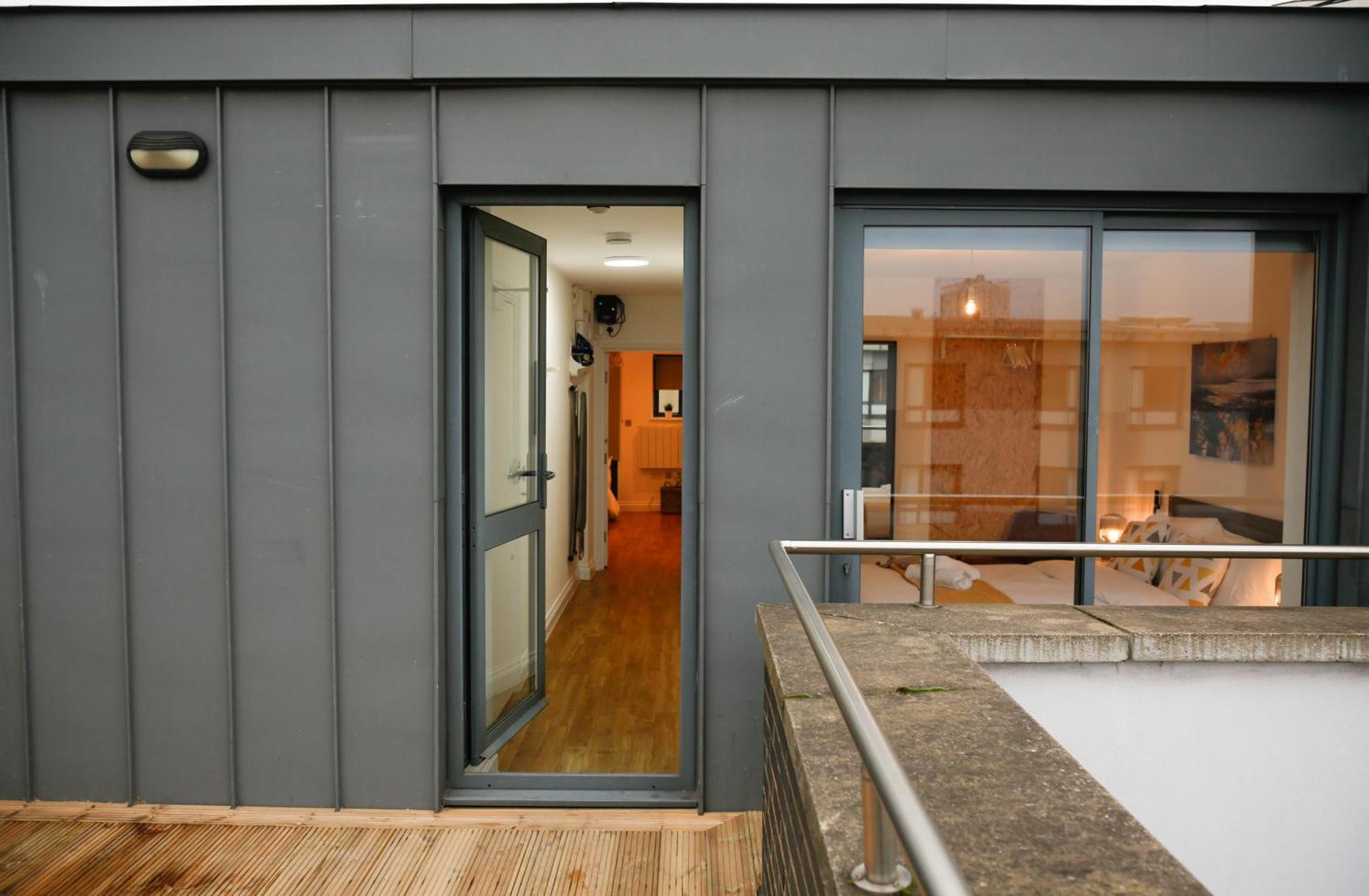 New Luxury In Location Next To Shops, Cafes, Bars & Metro Leilighet