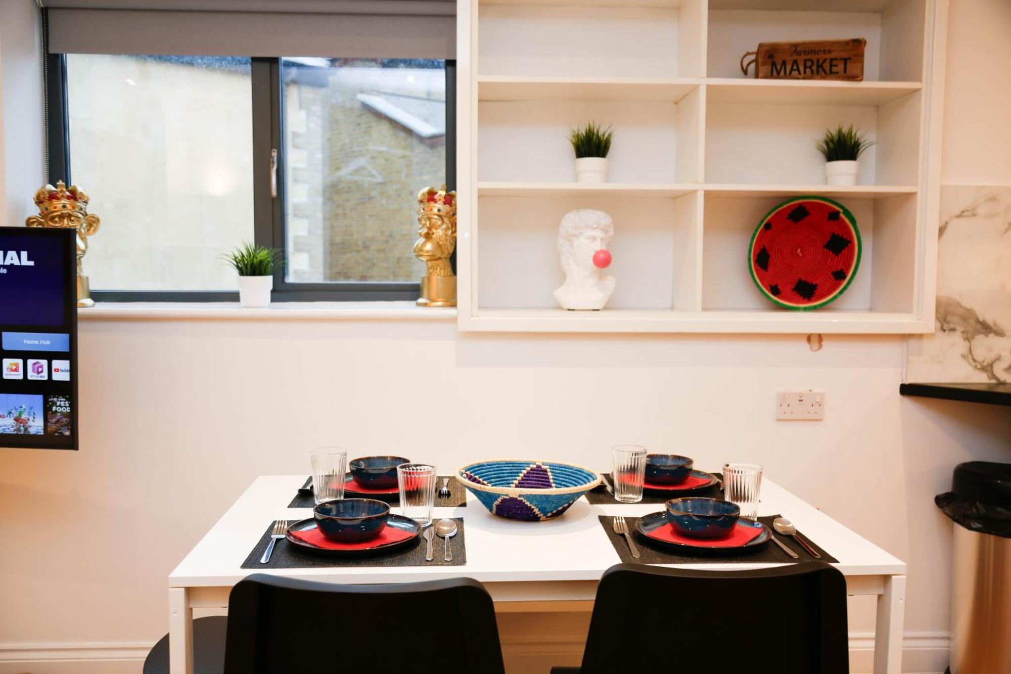 New Luxury In Location Next To Shops, Cafes, Bars & Metro Leilighet London
