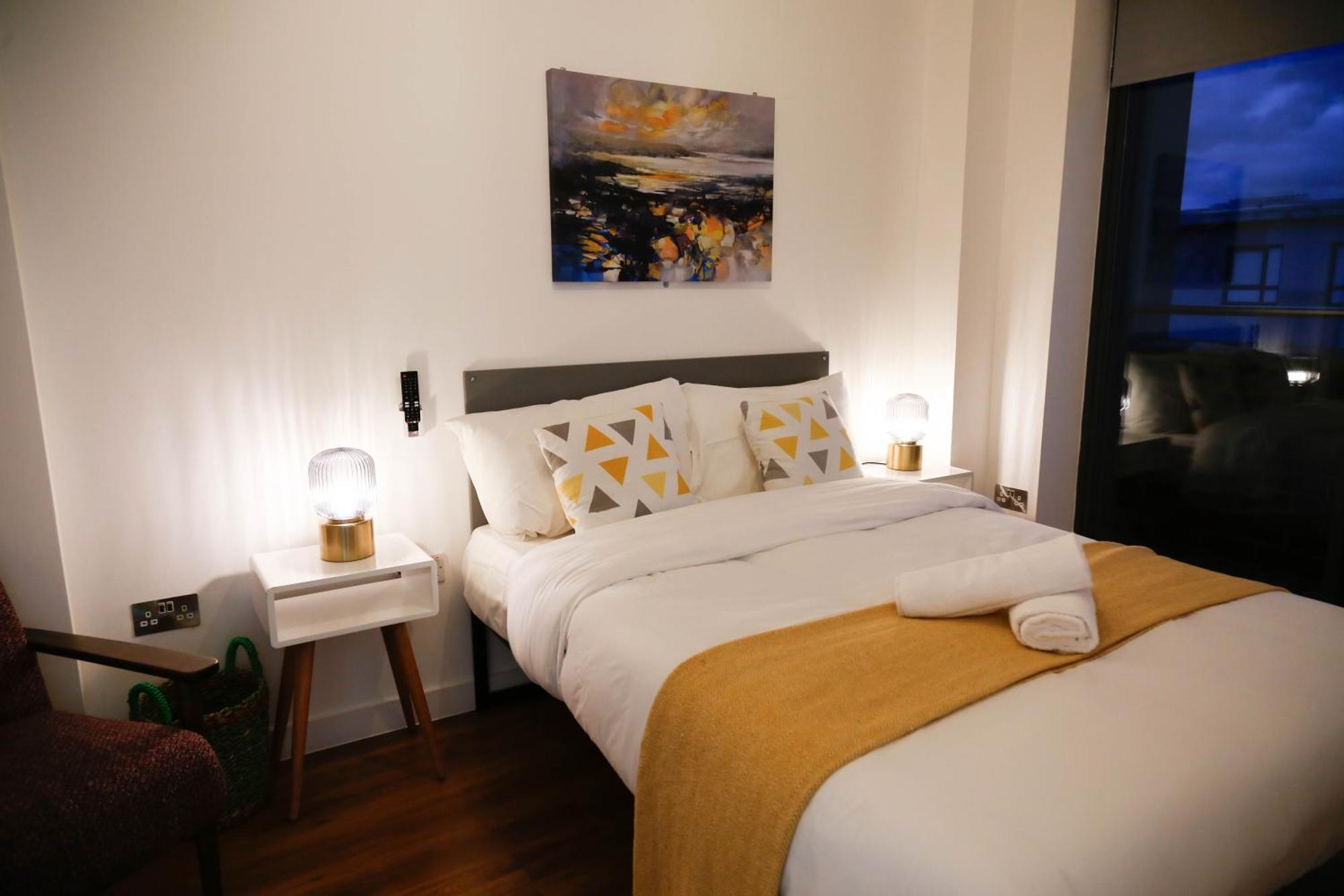 New Luxury In Location Next To Shops, Cafes, Bars & Metro Leilighet *