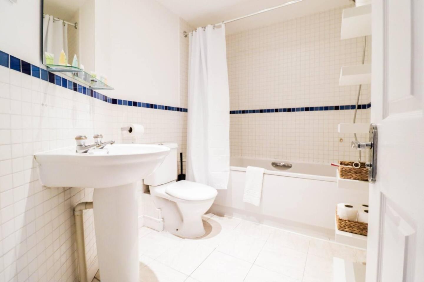 3br House With Parking Near Iron Pier Thames River Ferienhaus London