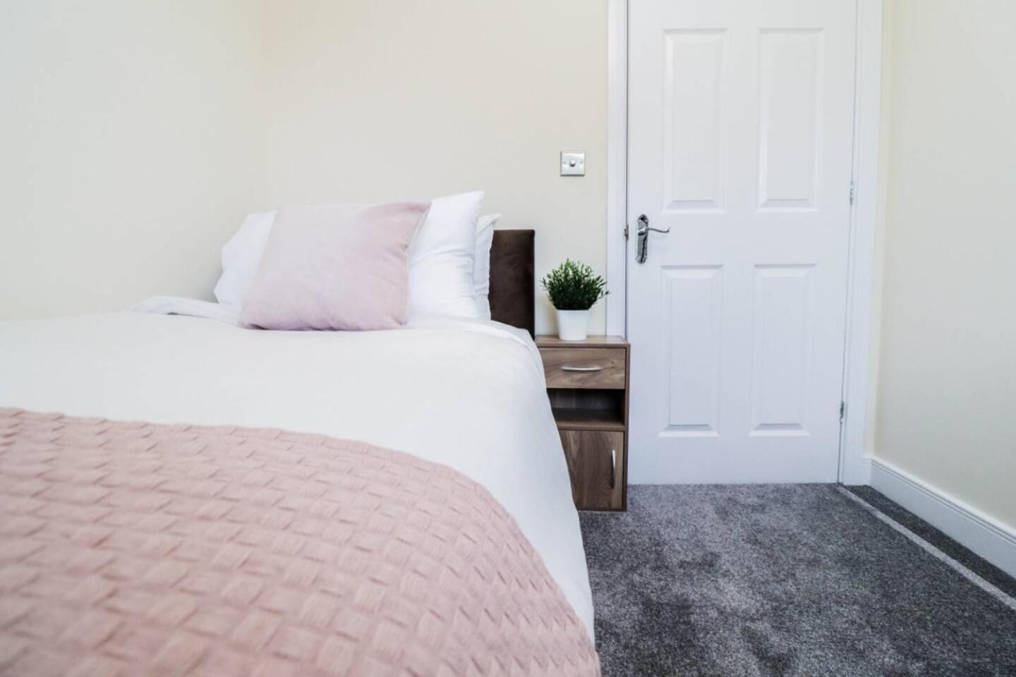 Ferienhaus 3br House With Parking Near Iron Pier Thames River *