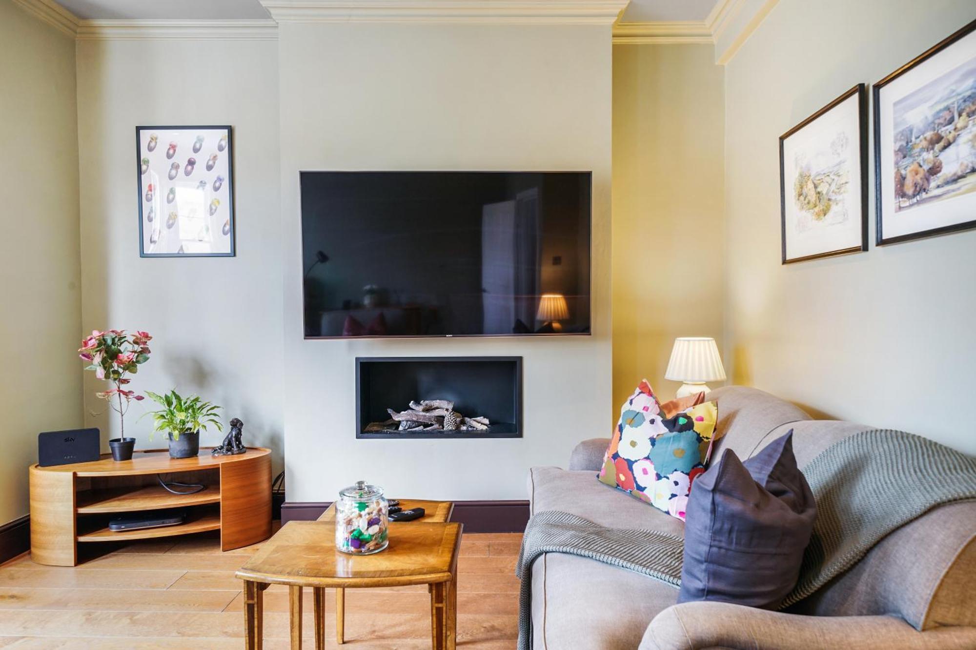 Beautiful And Spacious 2 Bed, 2 Bath Bordering Fulham And Chelsea - Entire With Private Entrance * Londres