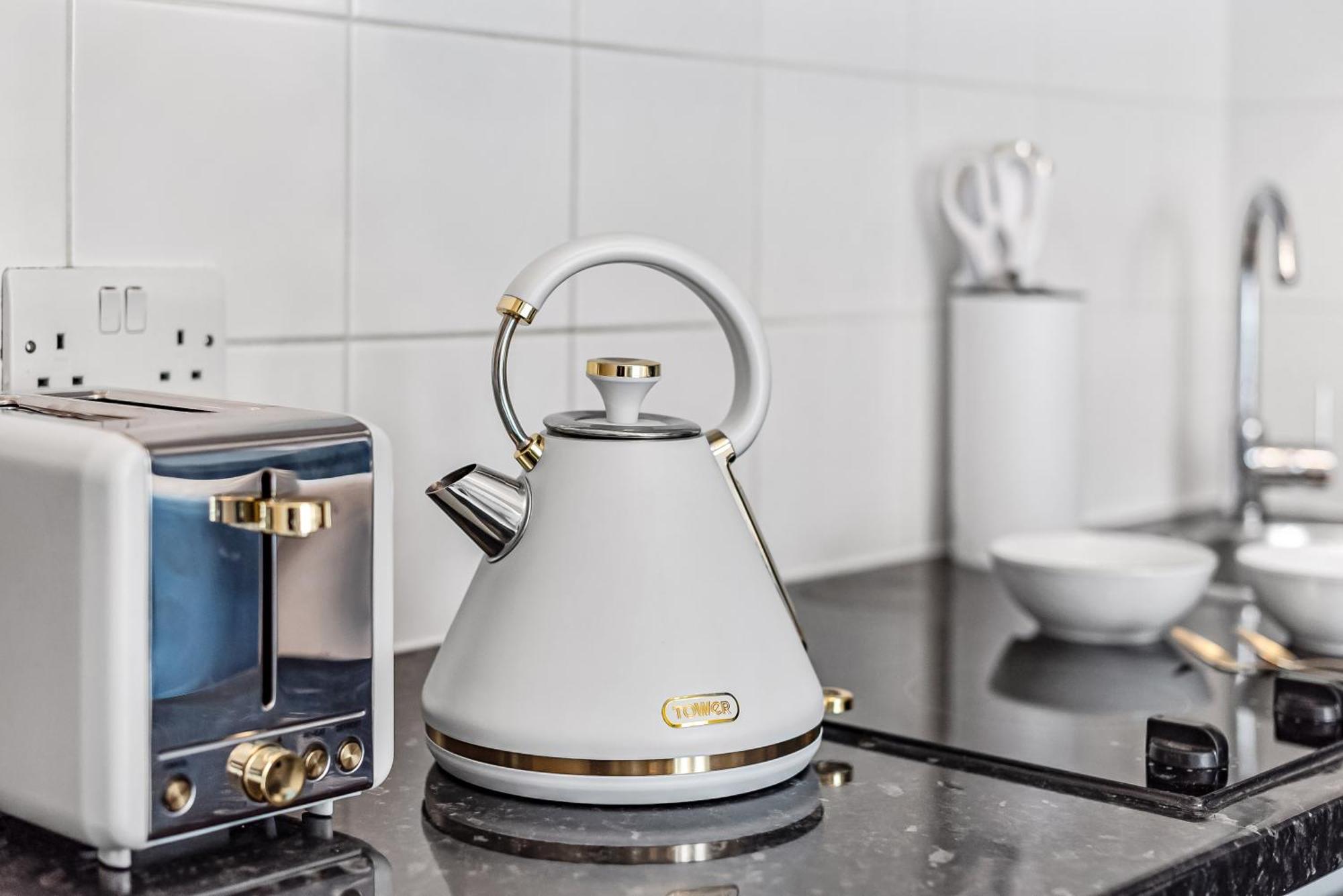 Urban Elegance Luxury Living With Kitchenette London