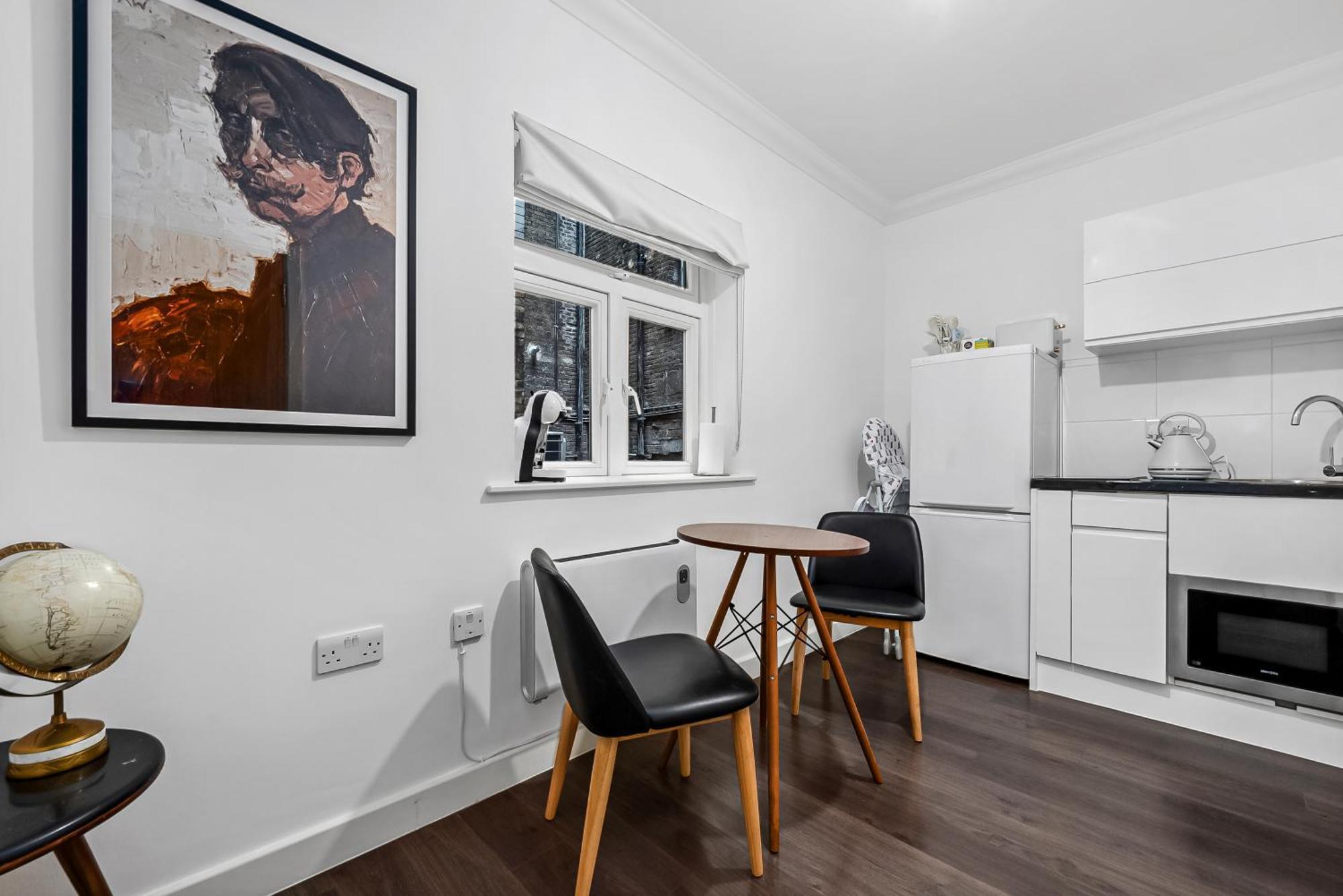 Urban Elegance Luxury Living With Kitchenette Apartment London