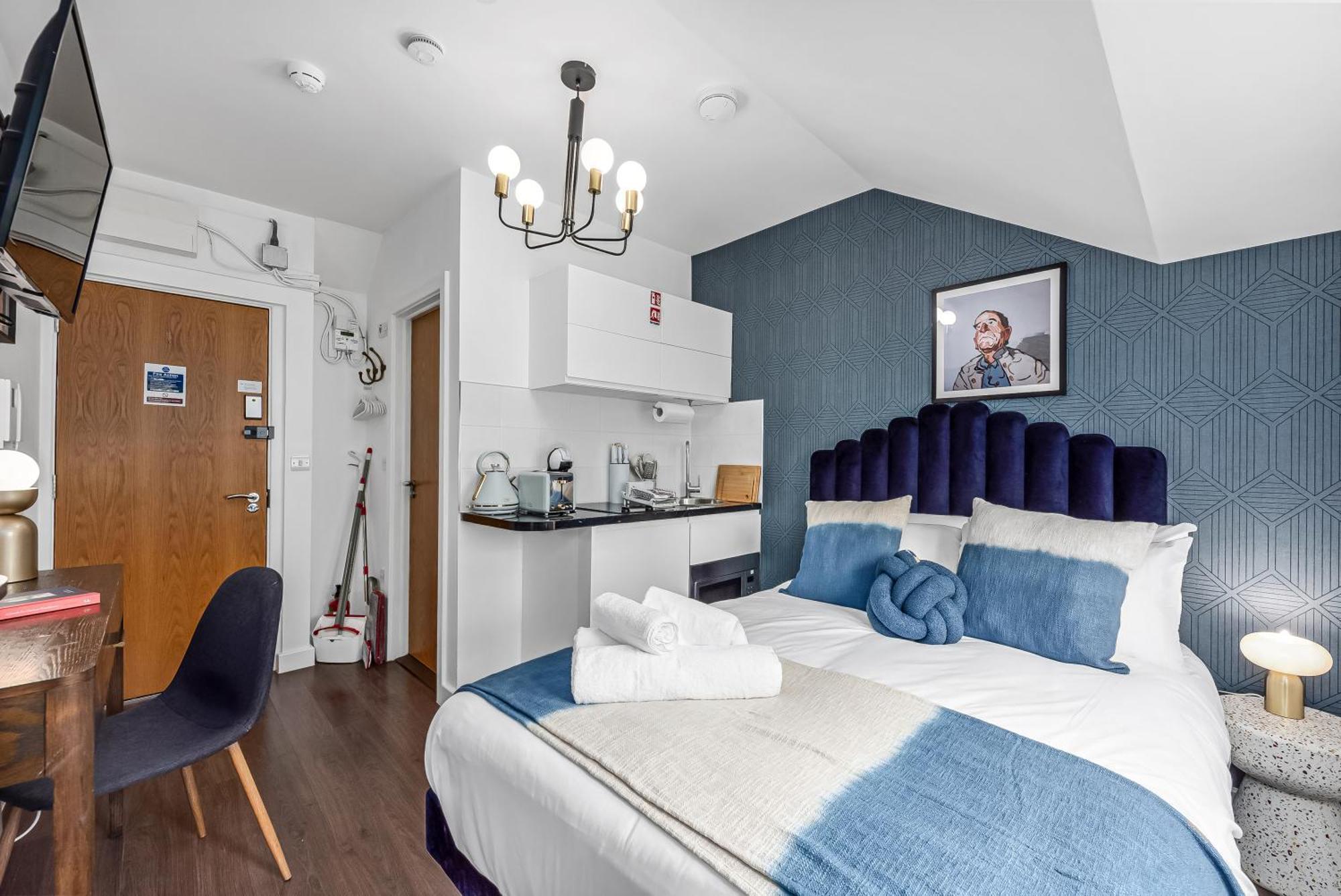Urban Elegance Luxury Living With Kitchenette London