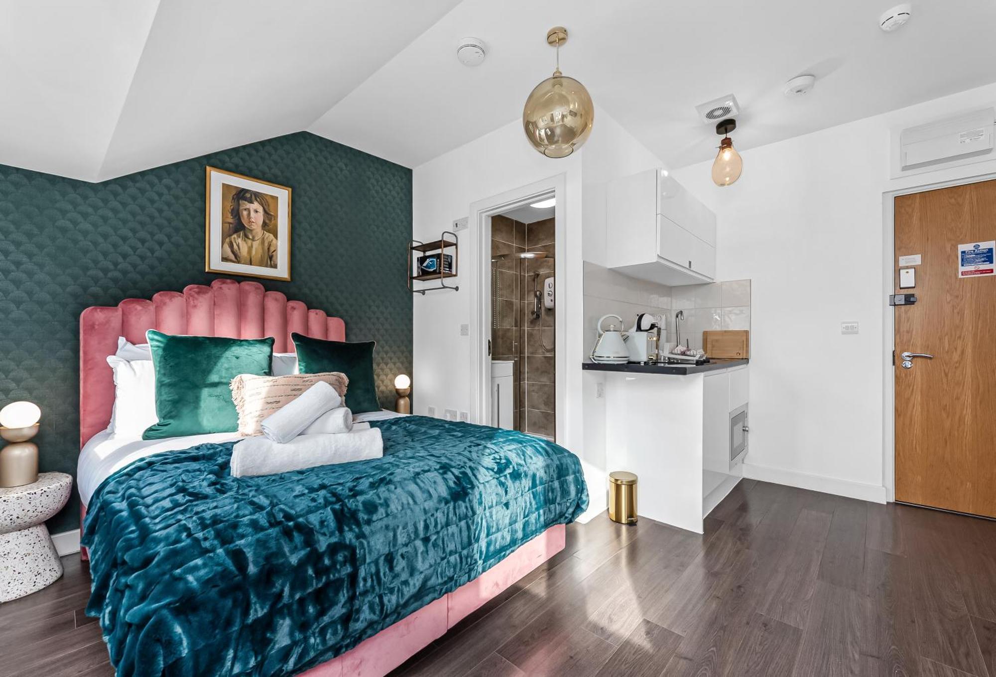 Urban Elegance Luxury Living With Kitchenette Apartment