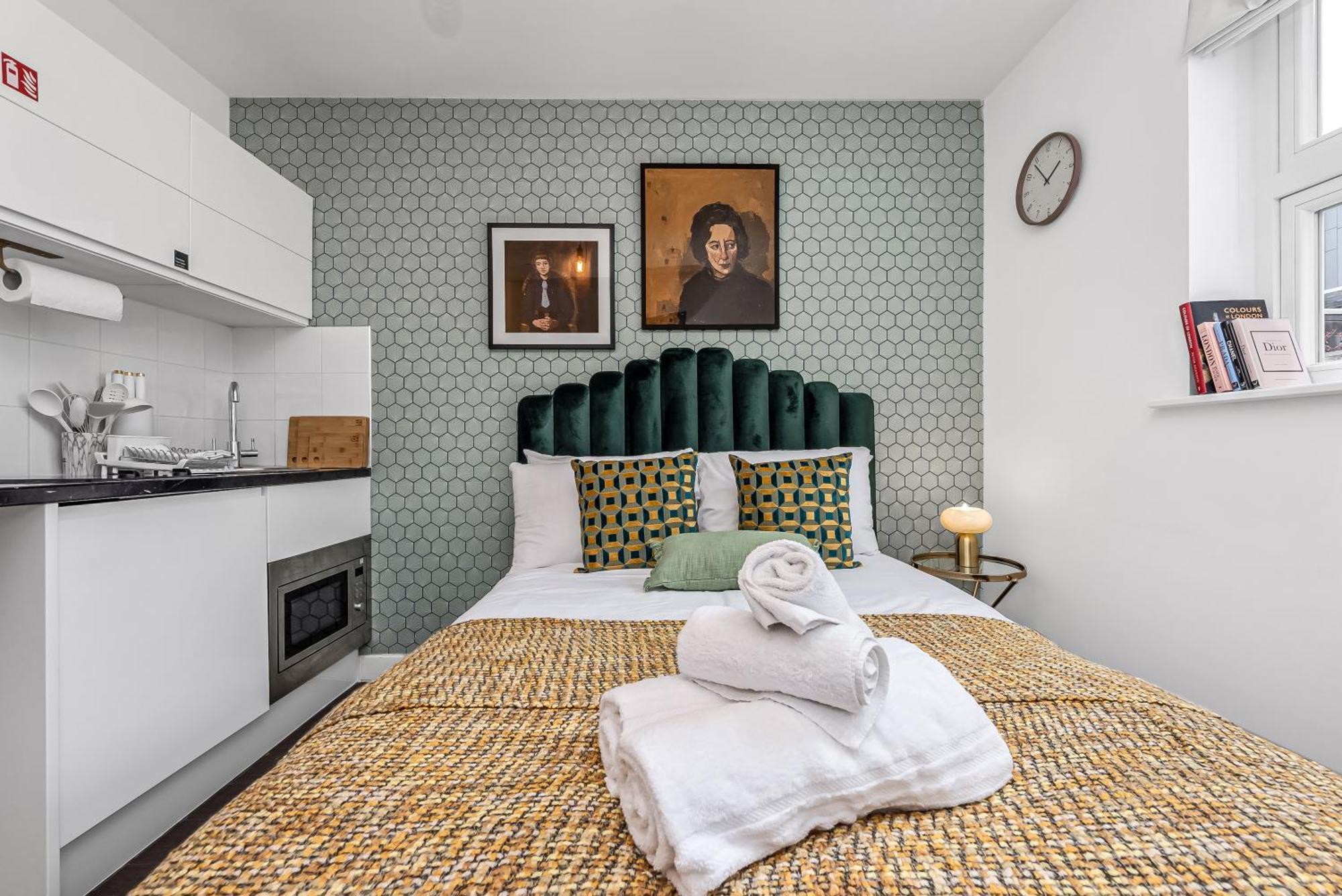 Urban Elegance Luxury Living With Kitchenette Apartment London