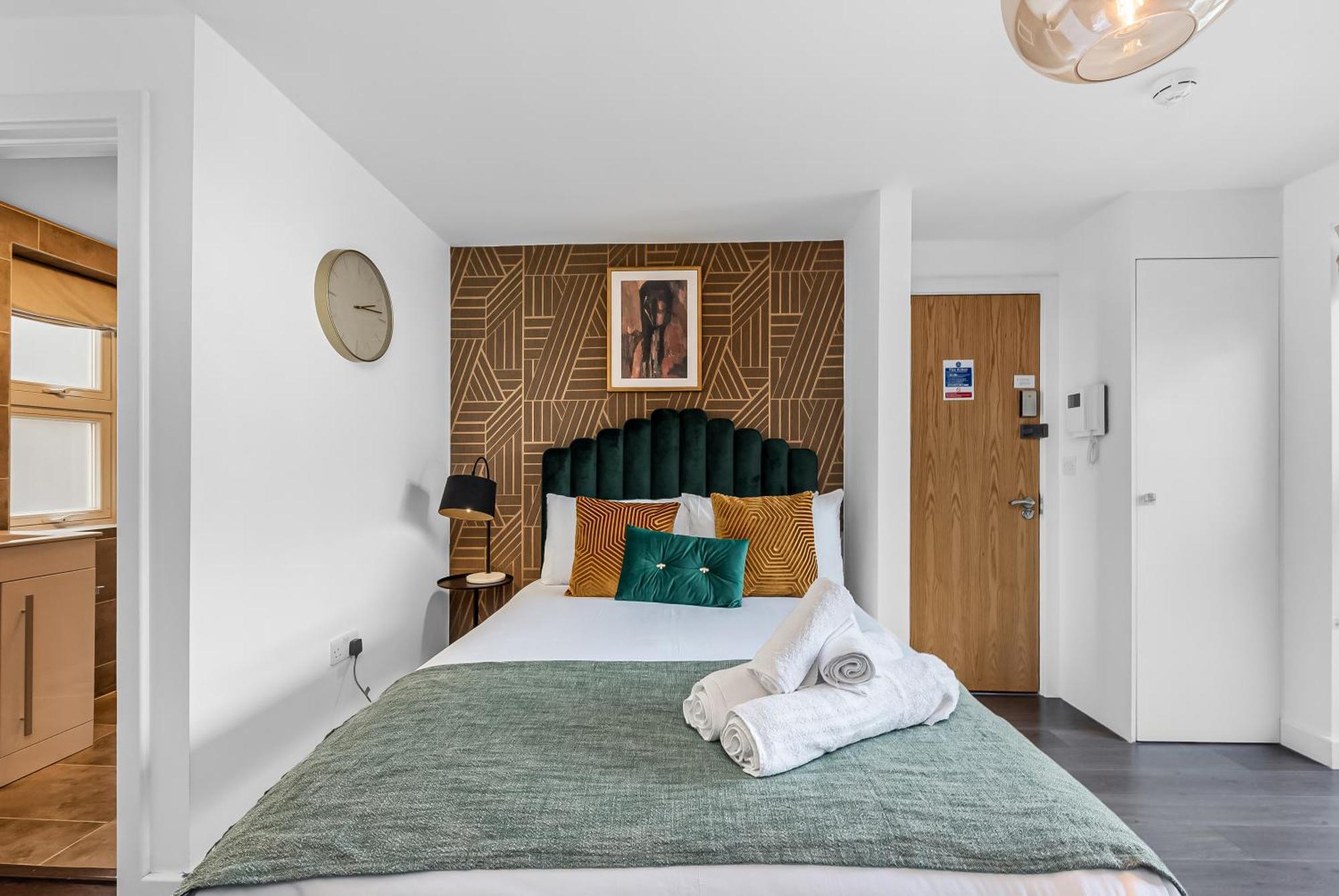 Urban Elegance Luxury Living With Kitchenette Apartment