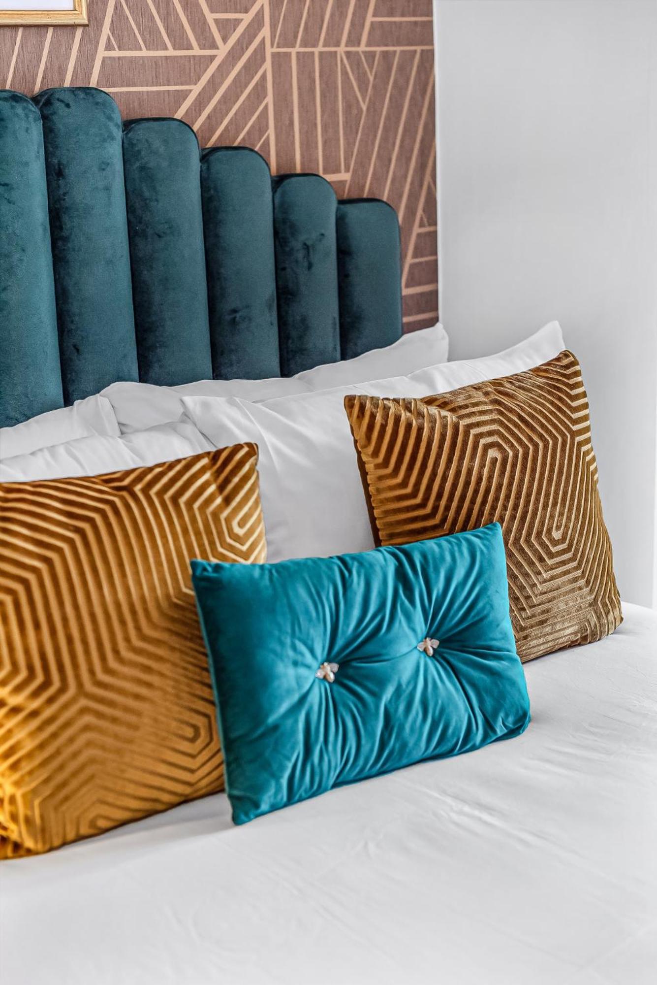 Urban Elegance Luxury Living With Kitchenette Apartment London