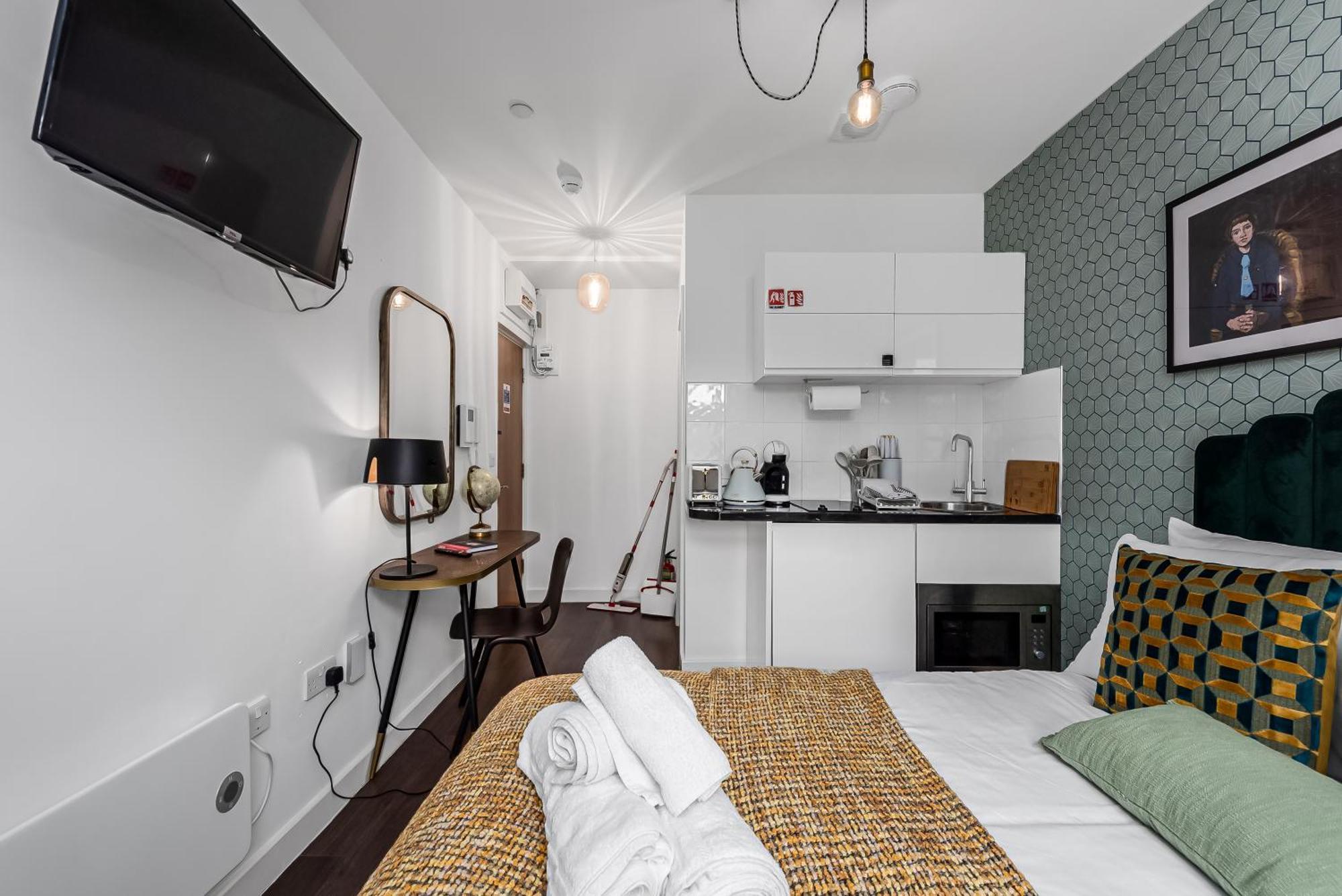 Urban Elegance Luxury Living With Kitchenette Apartment