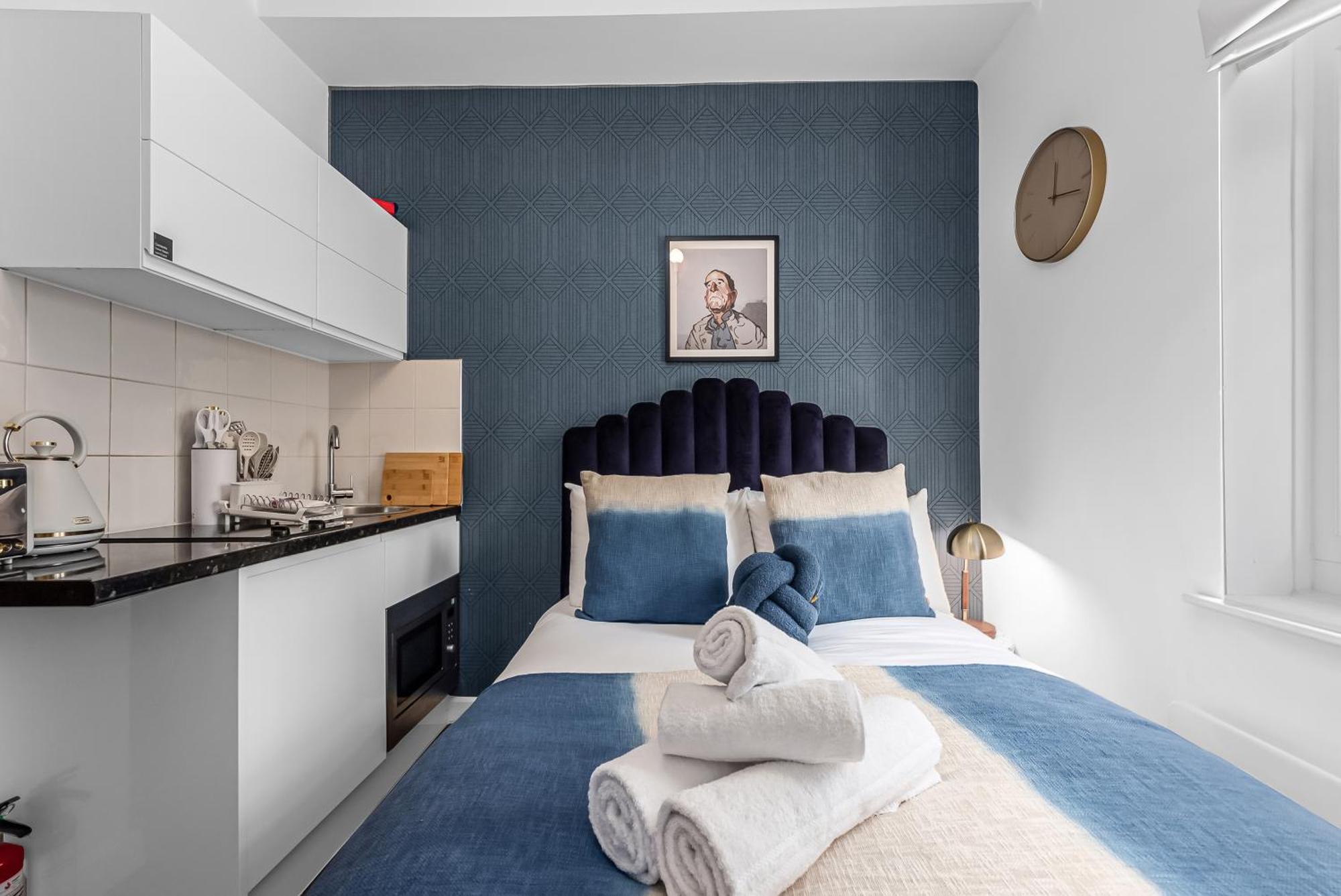 Urban Elegance Luxury Living With Kitchenette Apartment London