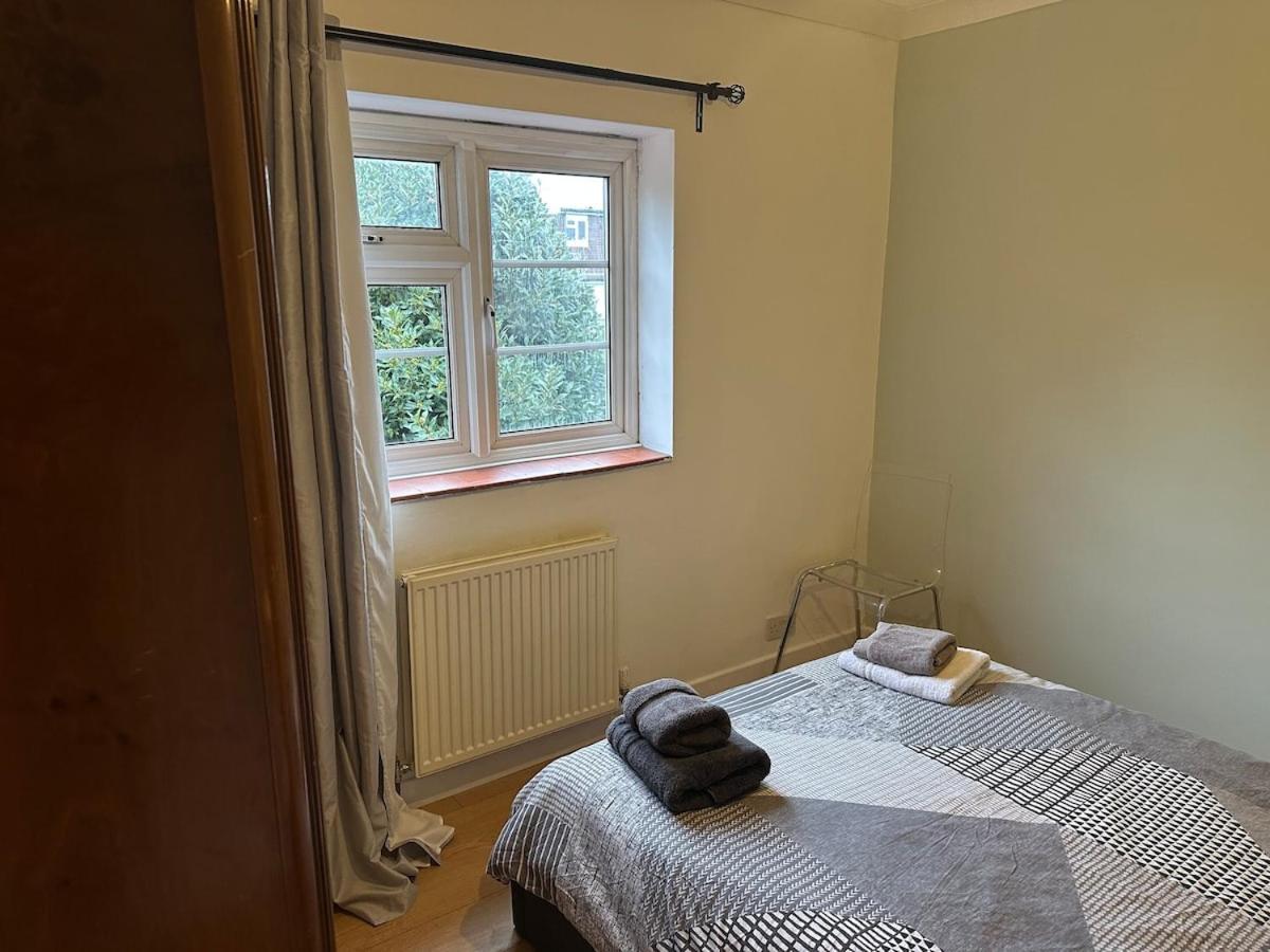Newly Refurbished Two Bedrooms Flat Londen