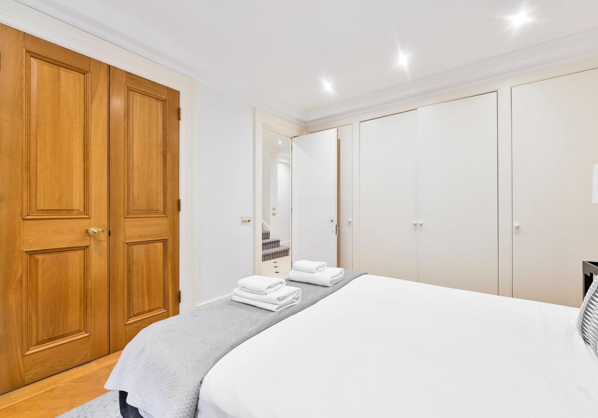 Exclusive Knightsbridge Townhouse With Parking Londres