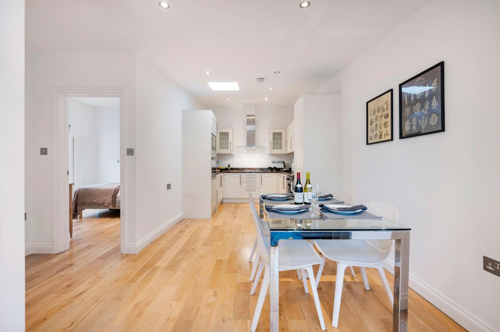 2 Bedr, 3 Beds, 2 Bath Covent Garden 3-min Subway Leilighet London