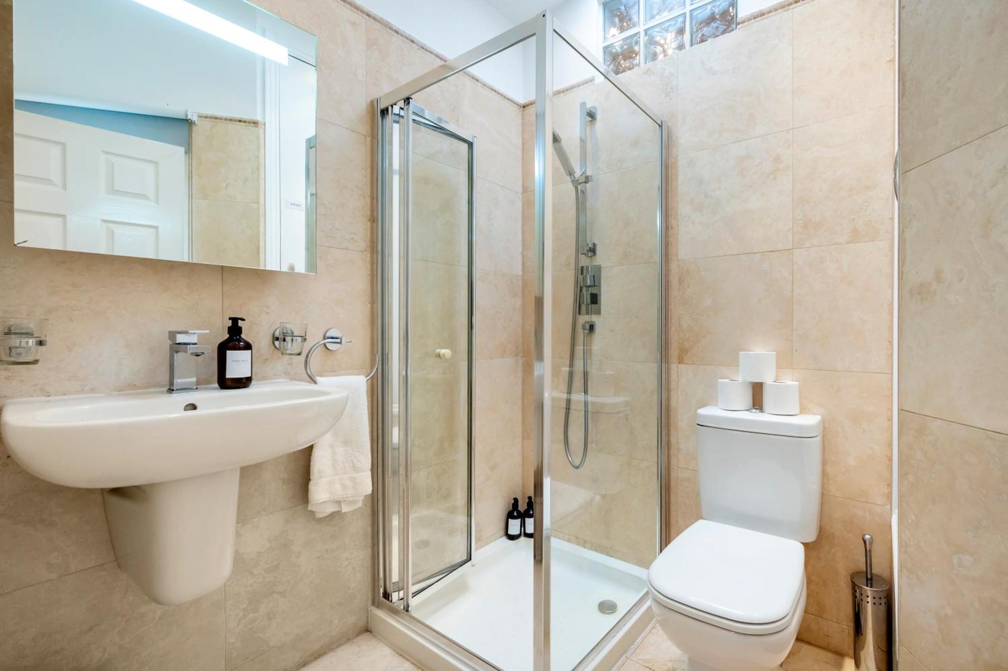 2 Bedr, 3 Beds, 2 Bath Covent Garden 3-min Subway Leilighet London