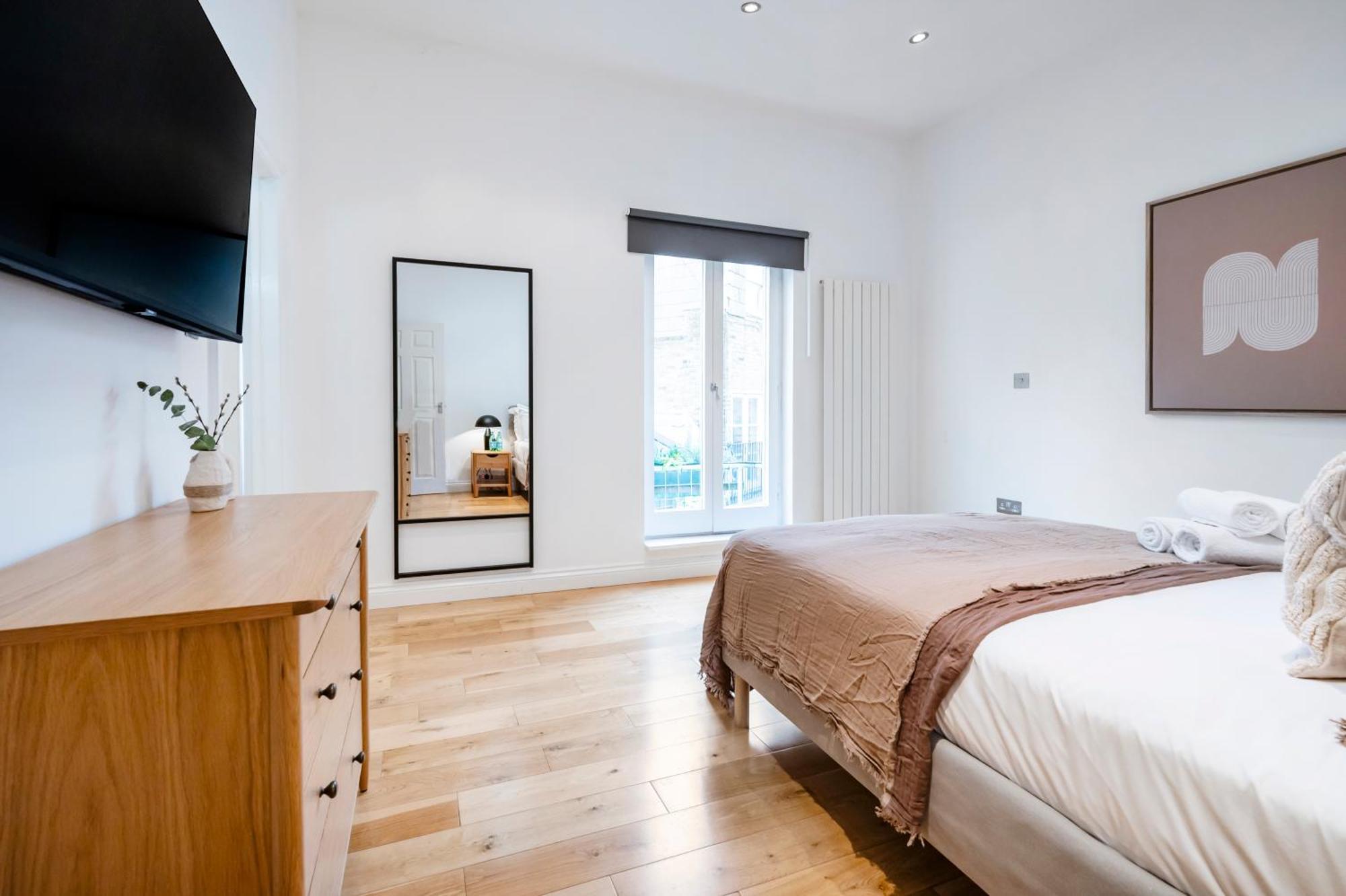 2 Bedr, 3 Beds, 2 Bath Covent Garden 3-min Subway *