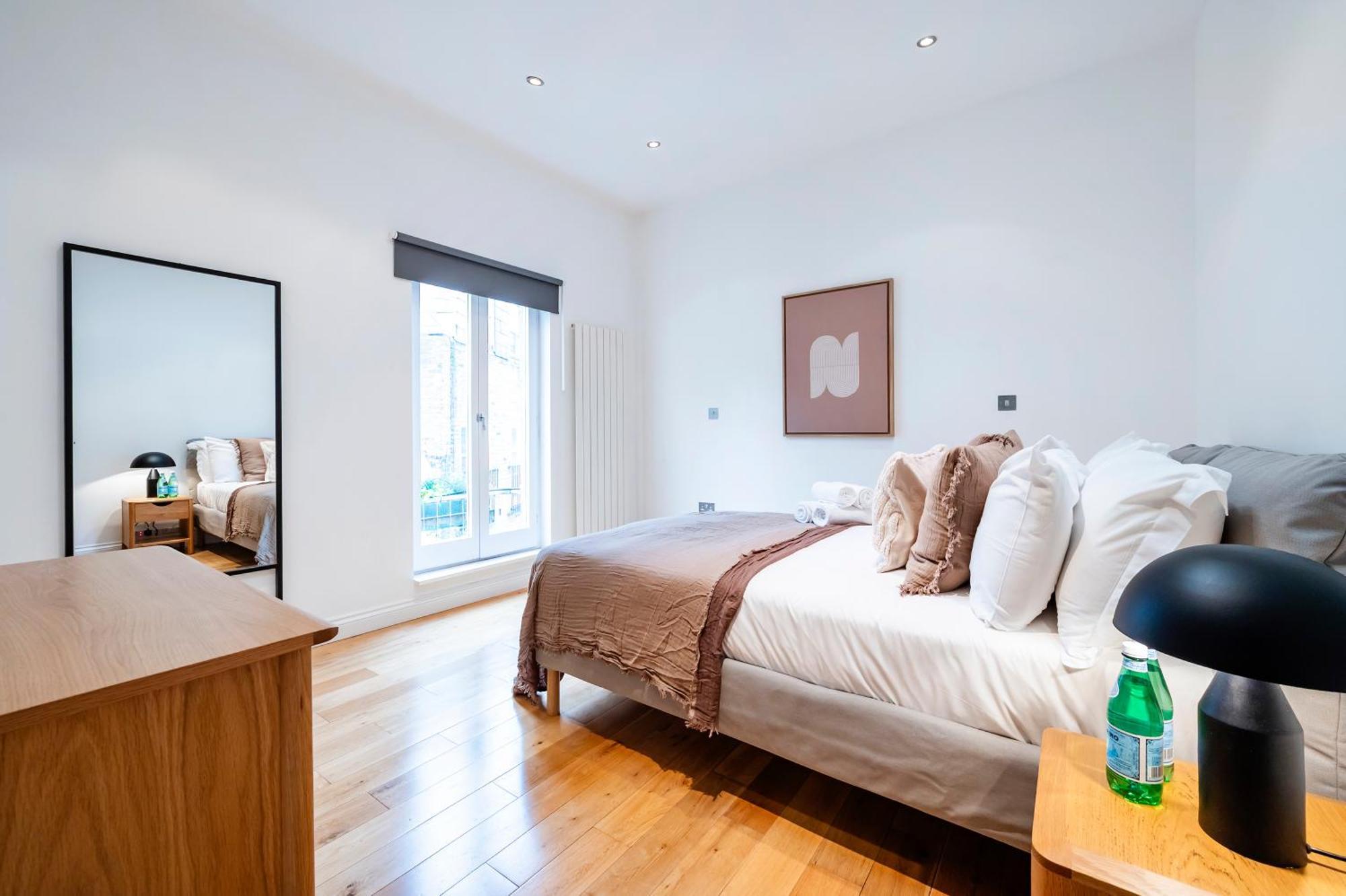 2 Bedr, 3 Beds, 2 Bath Covent Garden 3-min Subway London
