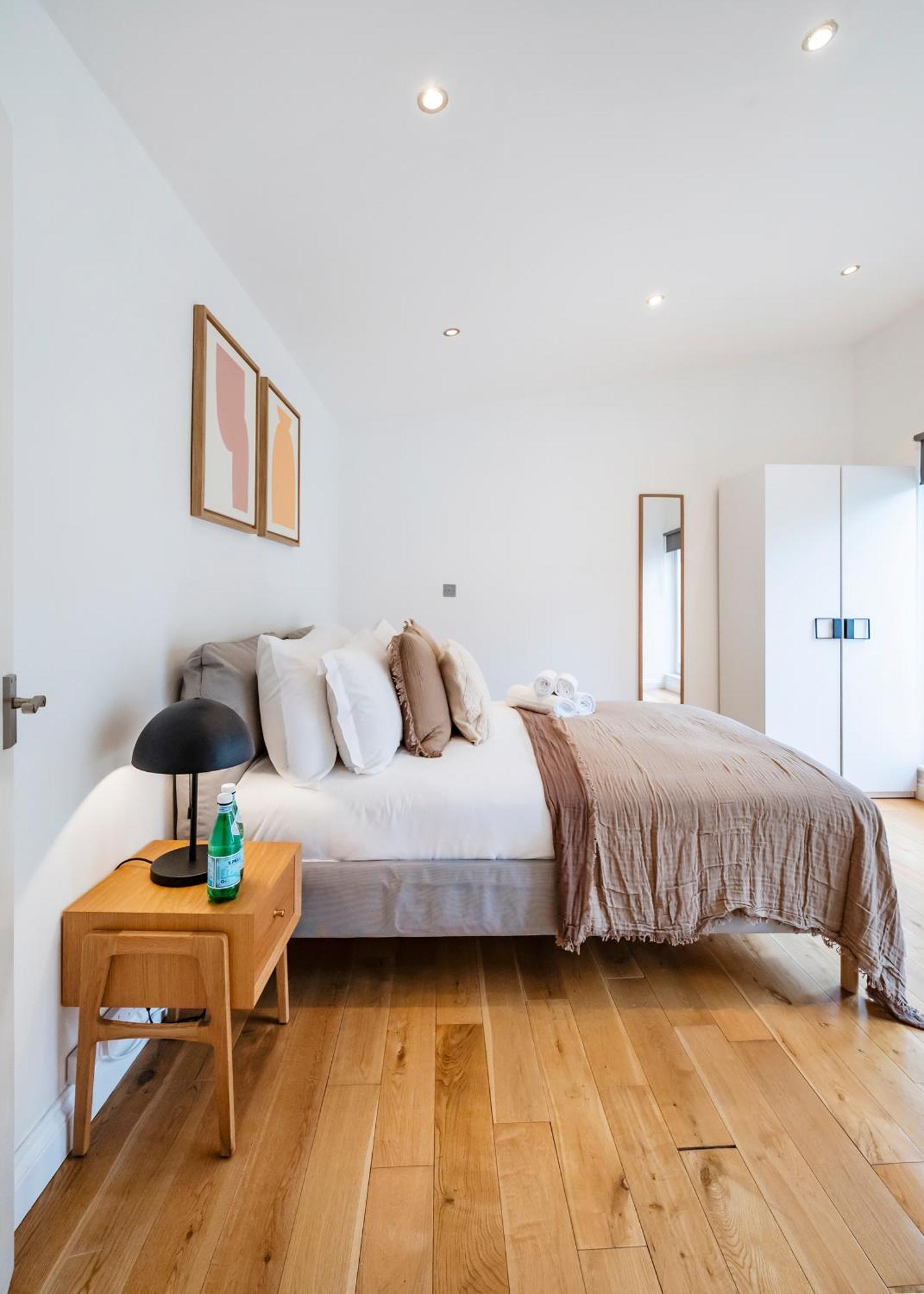 2 Bedr, 3 Beds, 2 Bath Covent Garden 3-min Subway London
