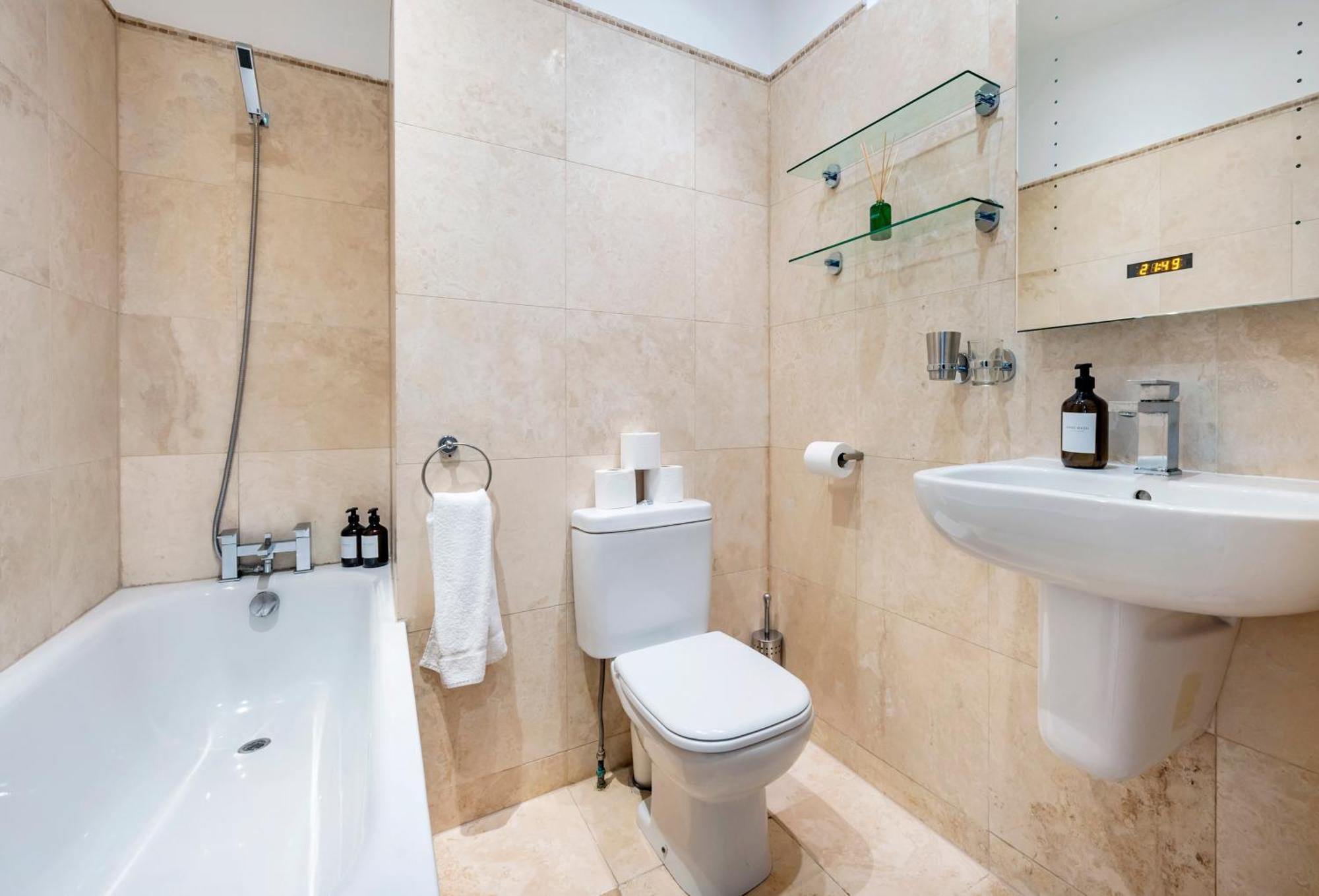 2 Bedr, 3 Beds, 2 Bath Covent Garden 3-min Subway