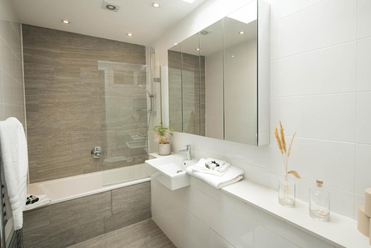 Marvelous 2 Bedroom Notting Hill Apartment