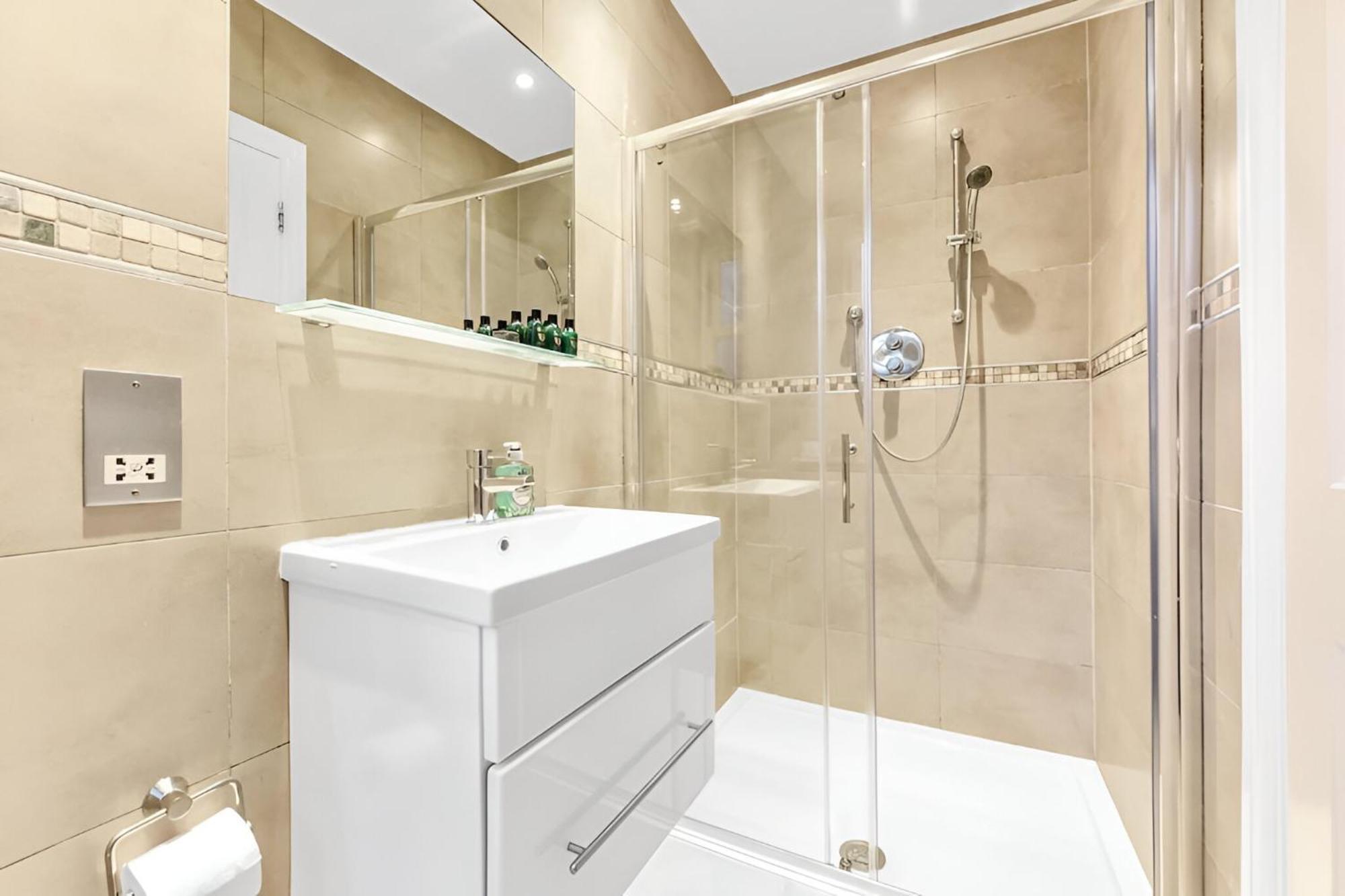Sleek & Stylish Urban Escape-ideal For 3! Apartment *