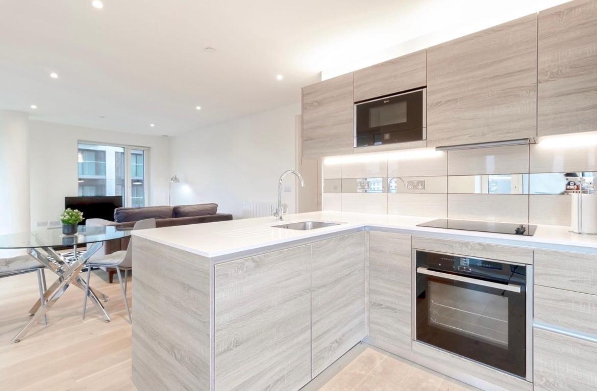Luxury 2 Bedroom In Apartment *