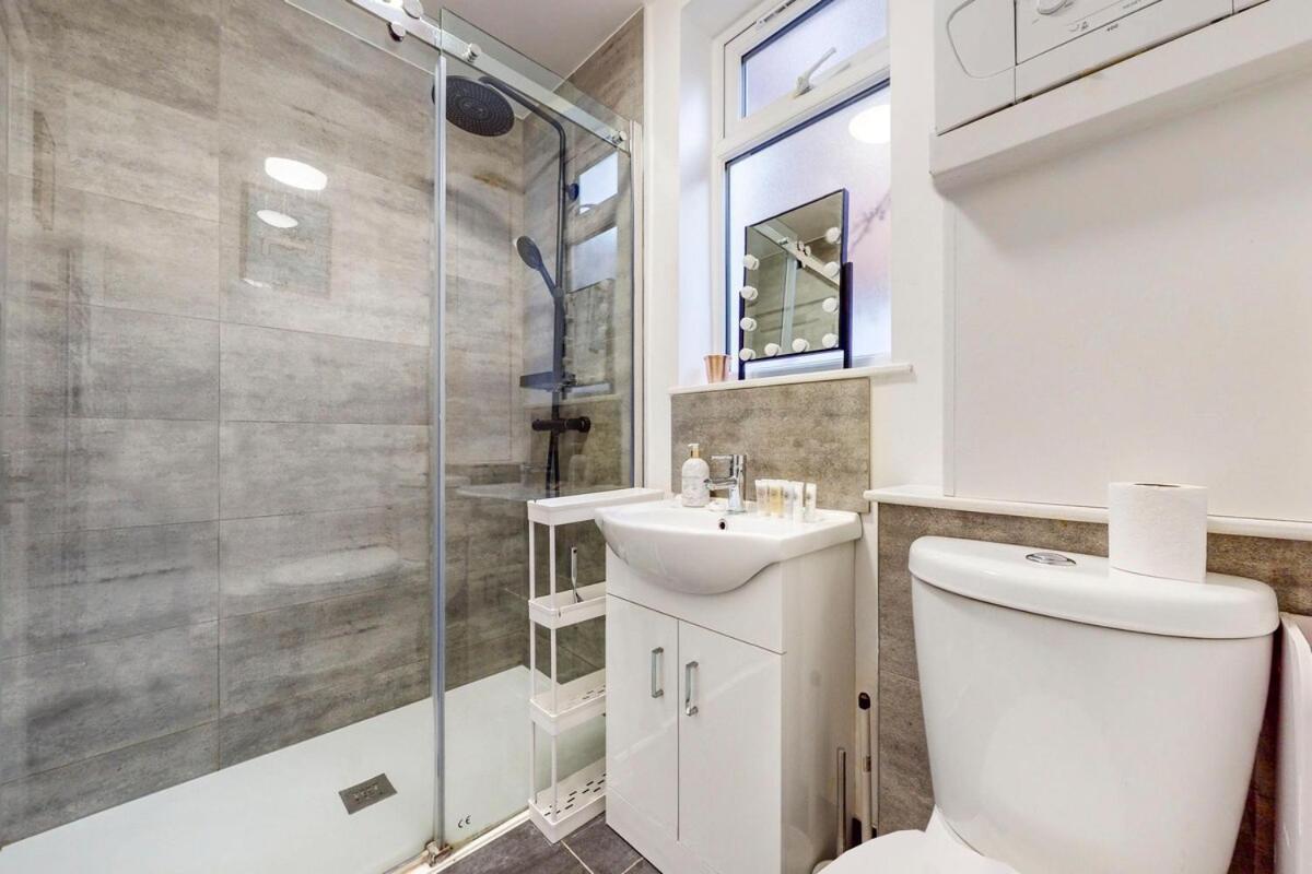 Spacious & Comfortable 2br Close To Stratford * London