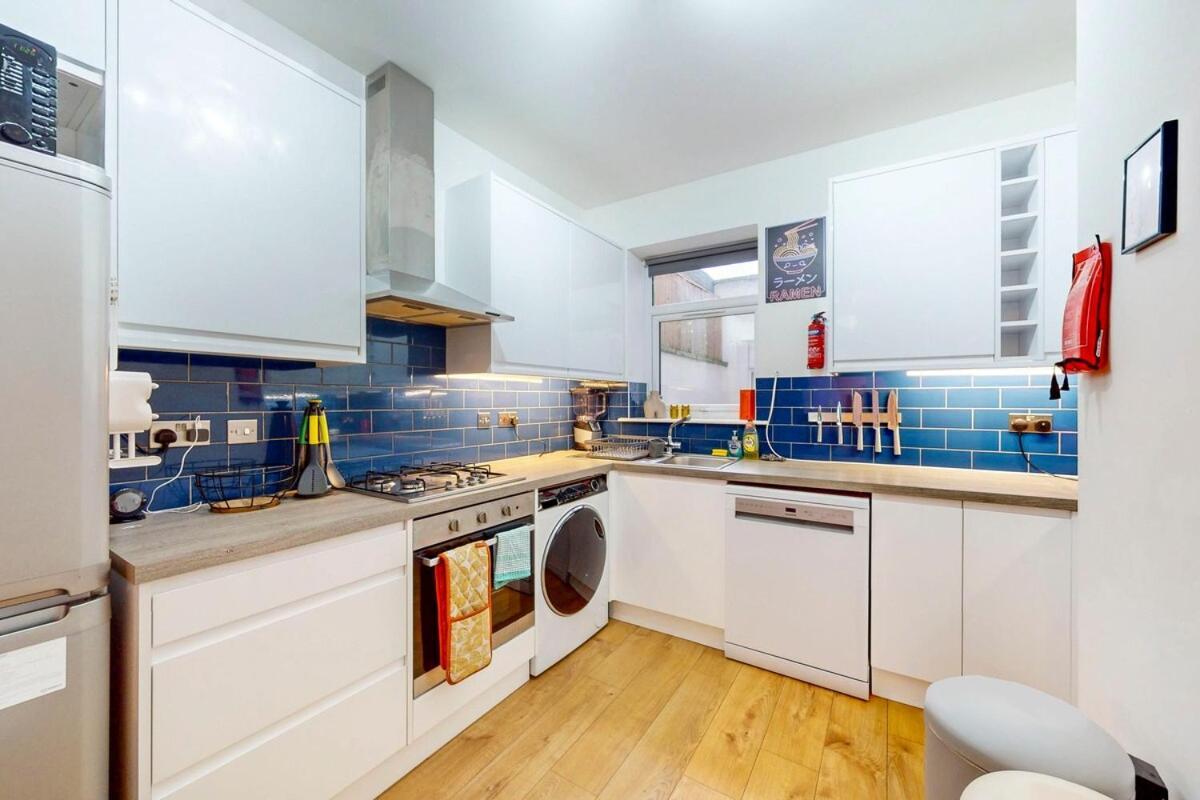 Apartment Spacious & Comfortable 2br Close To Stratford *