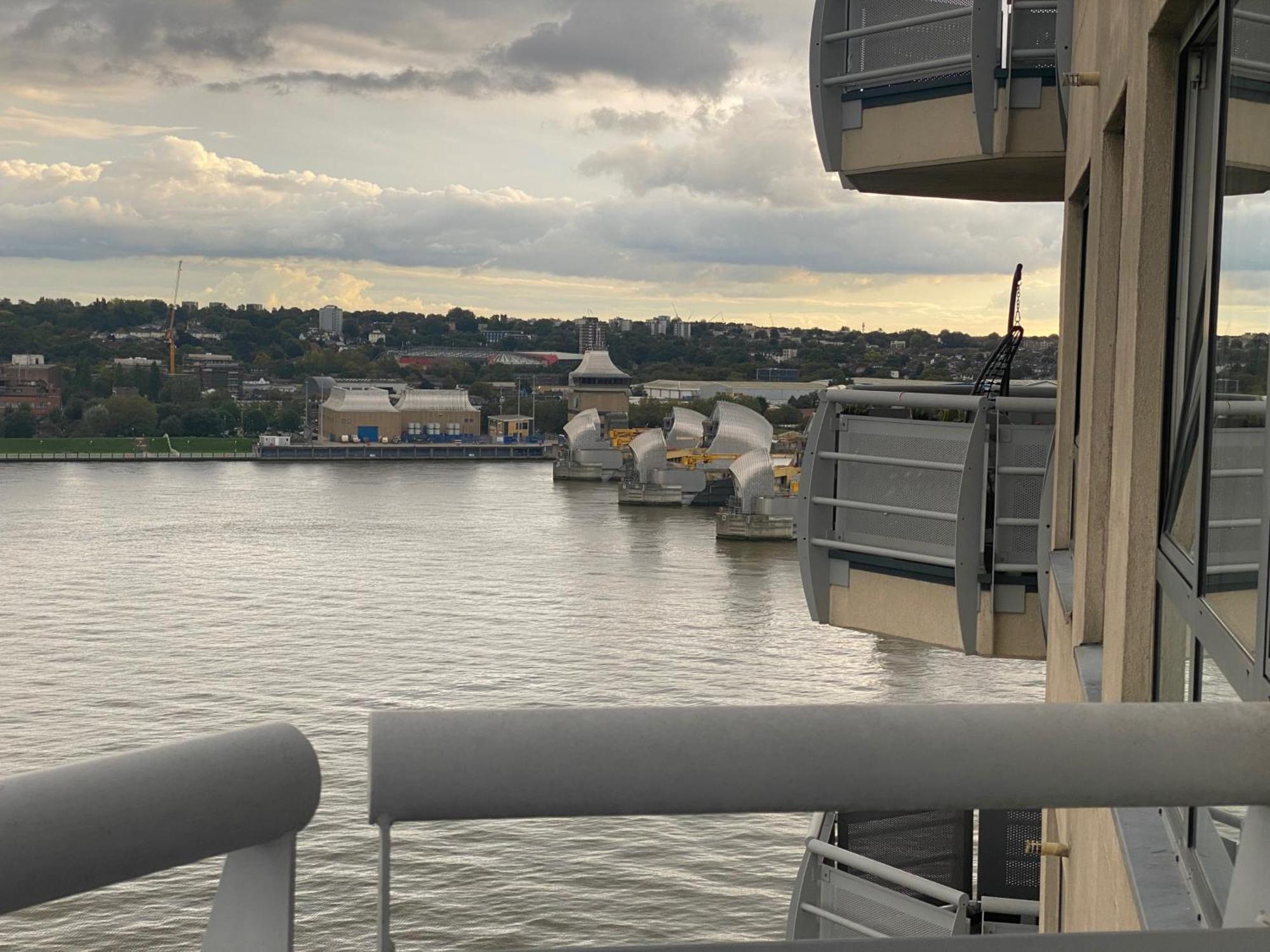 2 Bed Parking Balcony River View Apartment London