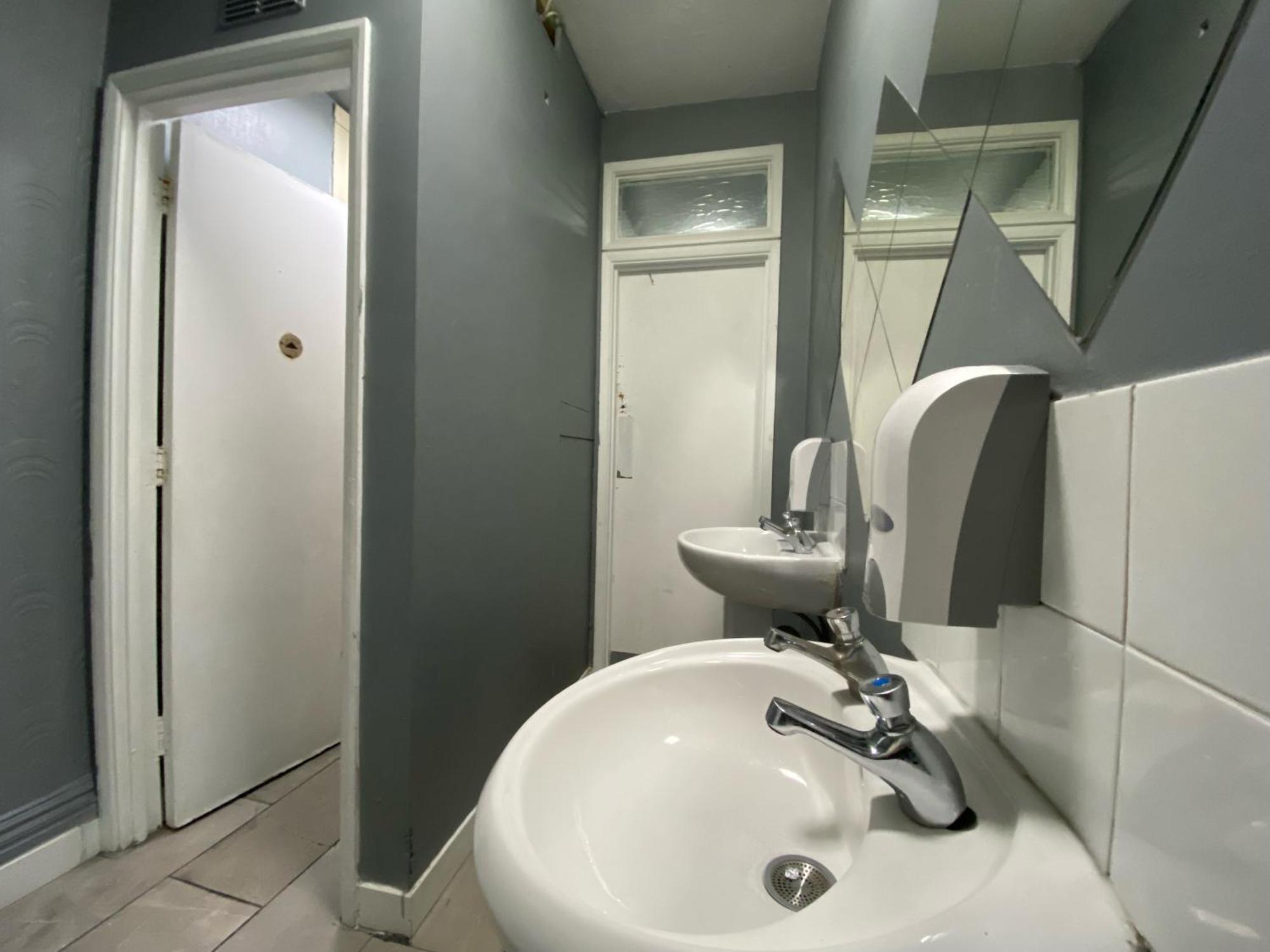 Queen Elizabeth Hostel *
