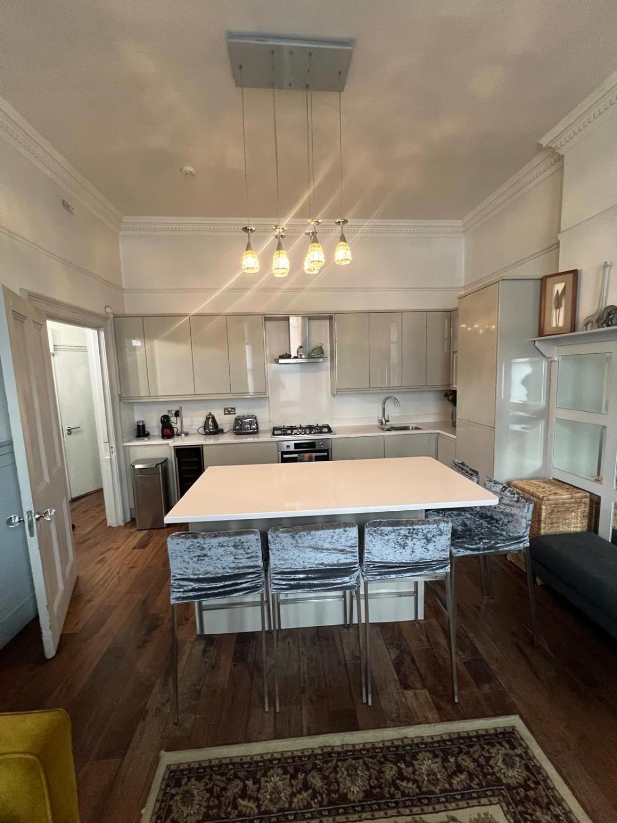Stunning Holland Park 2 Bedroom - Sleeps 6 * London