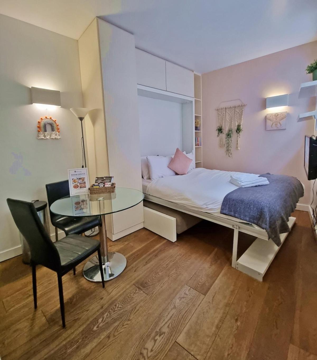 Cosy Right At Liverpool Street Station! *