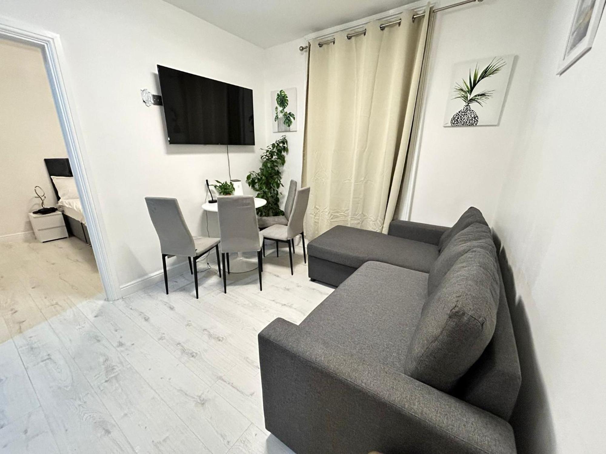 One Bedroom Flat Victoria *