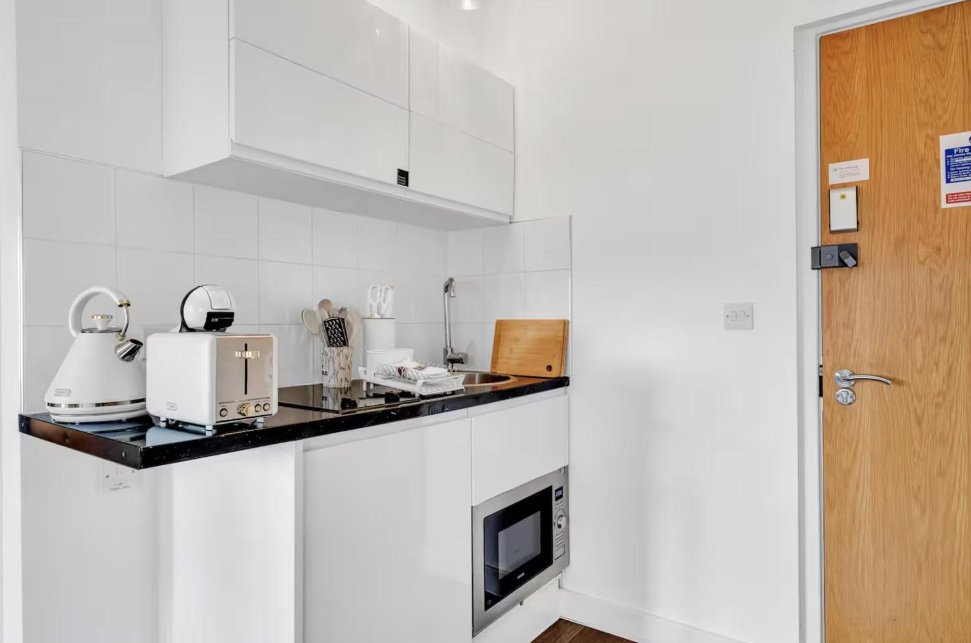 Apartment Urban Elegance Luxury Living With Kitchenette