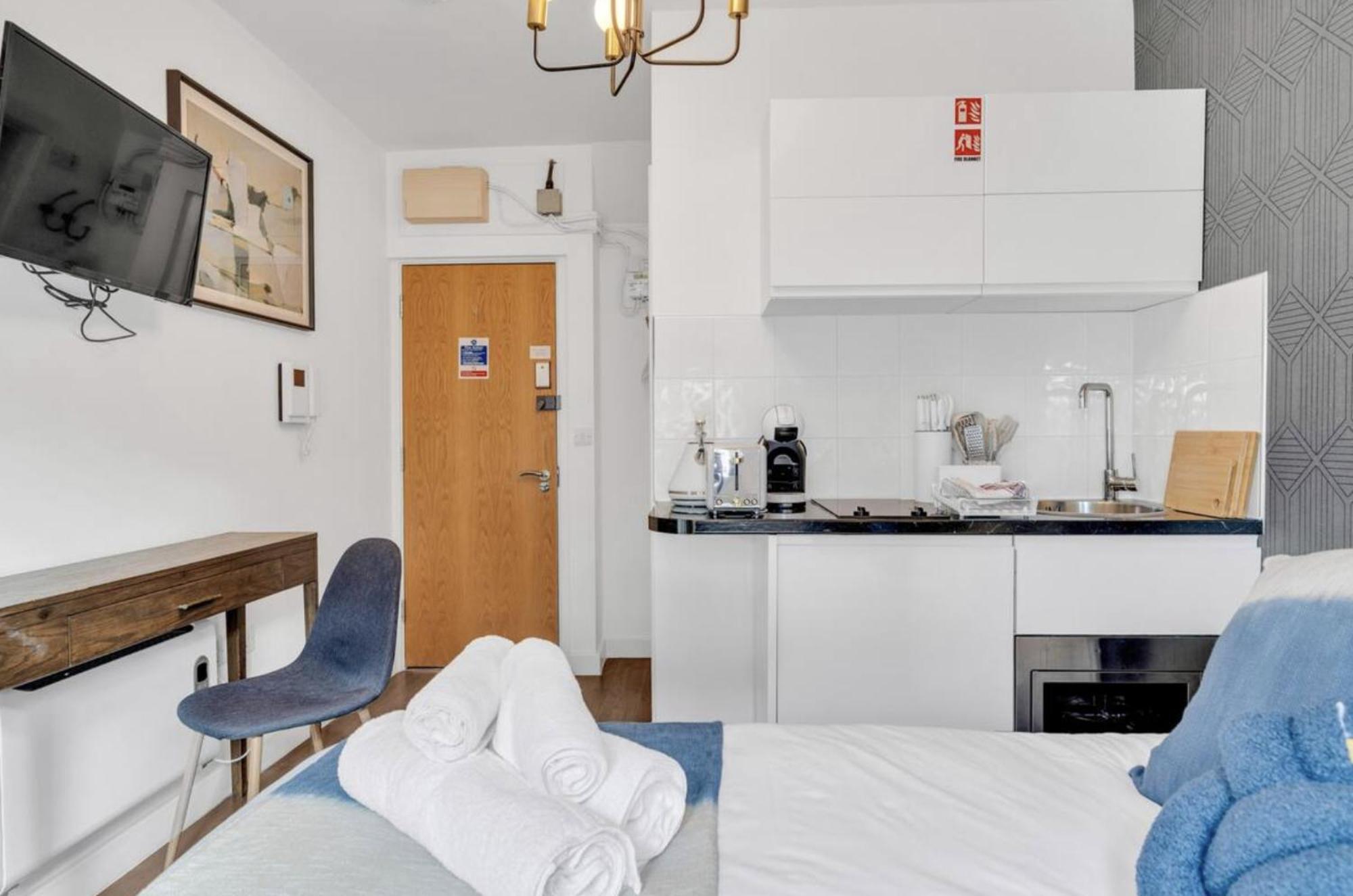Apartment Urban Elegance Luxury Living With Kitchenette