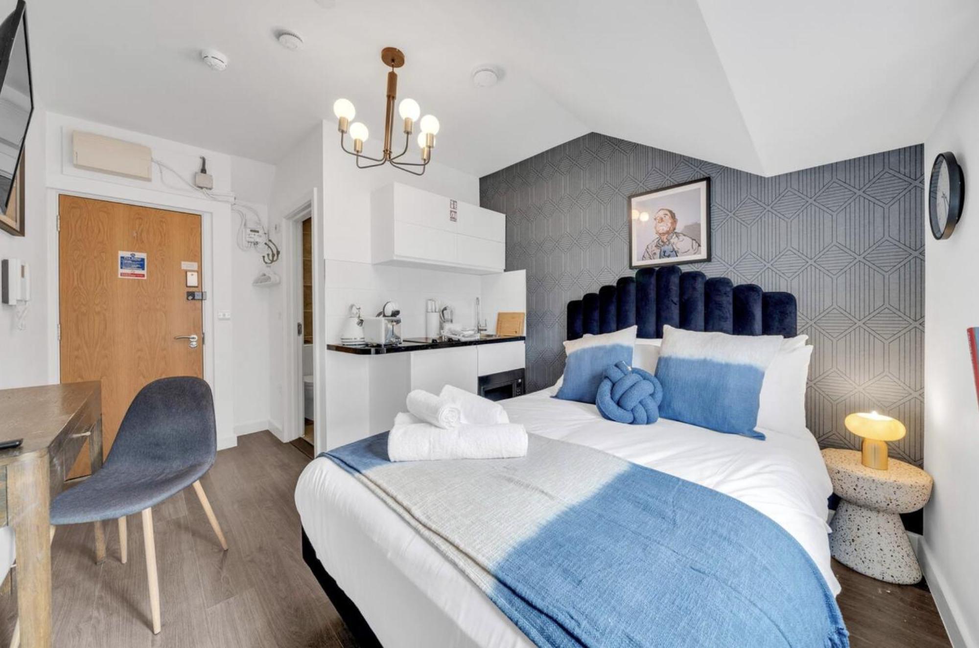 Urban Elegance Luxury Living With Kitchenette London