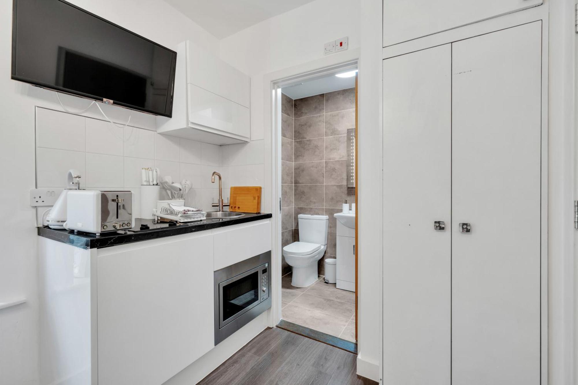 Urban Elegance Luxury Living With Kitchenette Apartment London