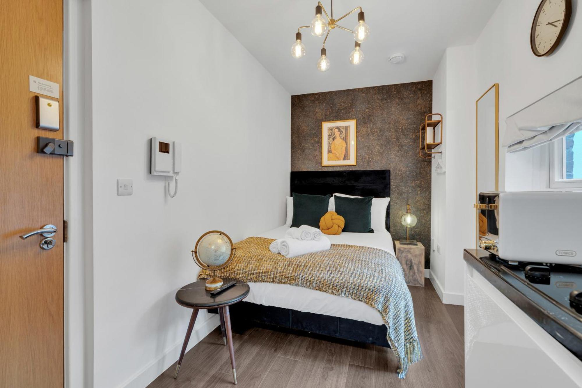 Urban Elegance Luxury Living With Kitchenette London