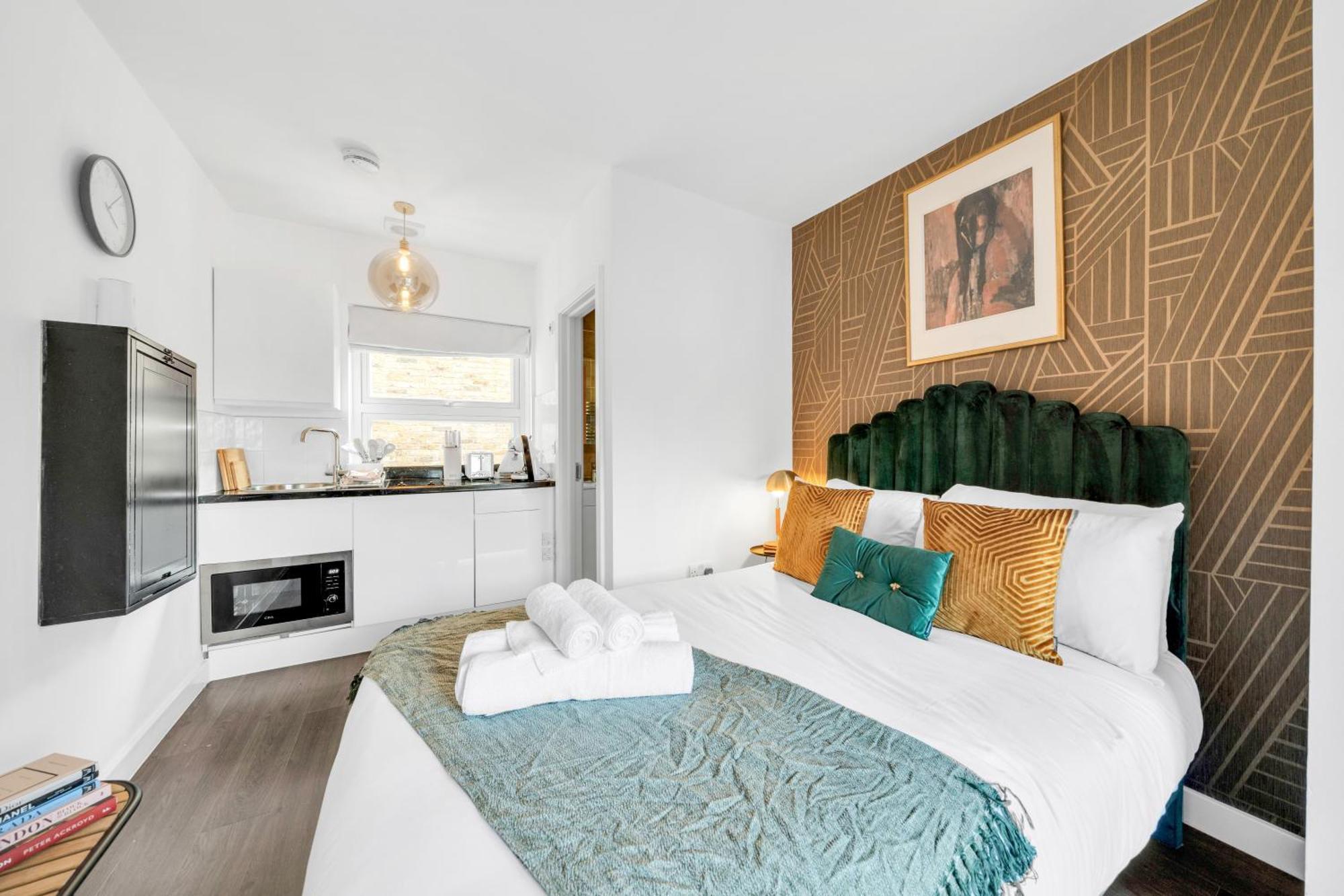 Urban Elegance Luxury Living With Kitchenette London