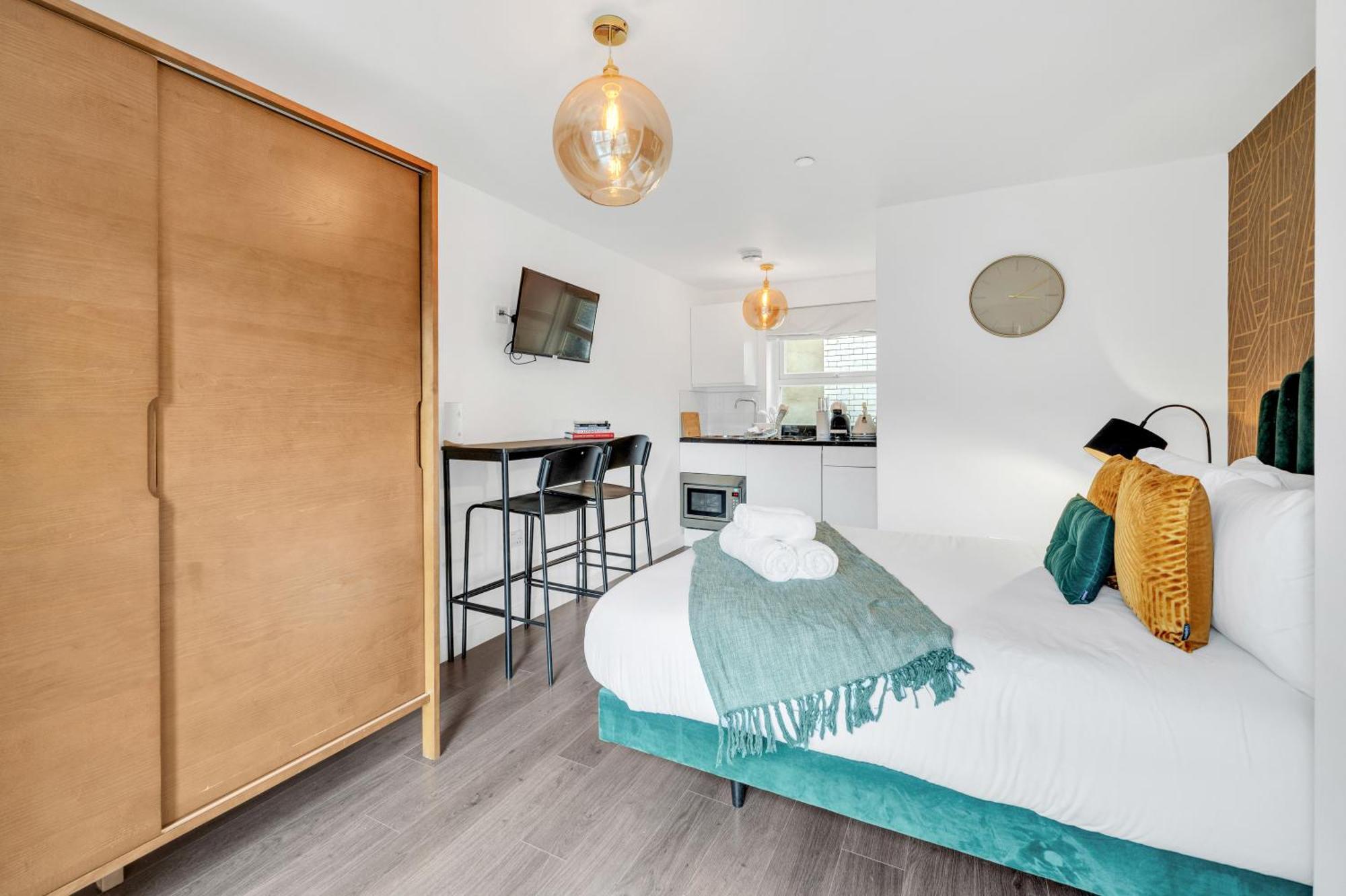 Urban Elegance Luxury Living With Kitchenette Apartment London