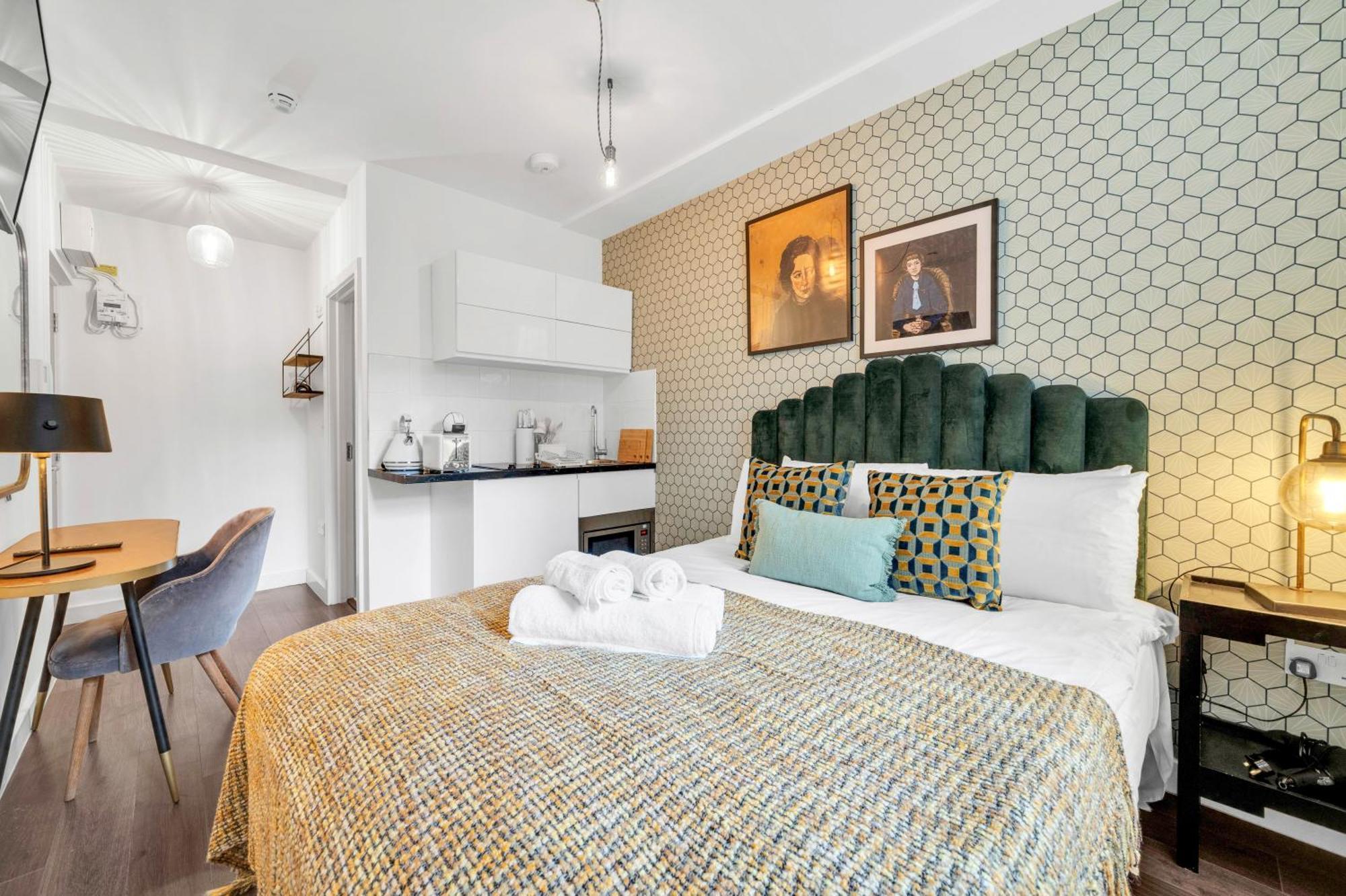 Urban Elegance Luxury Living With Kitchenette London